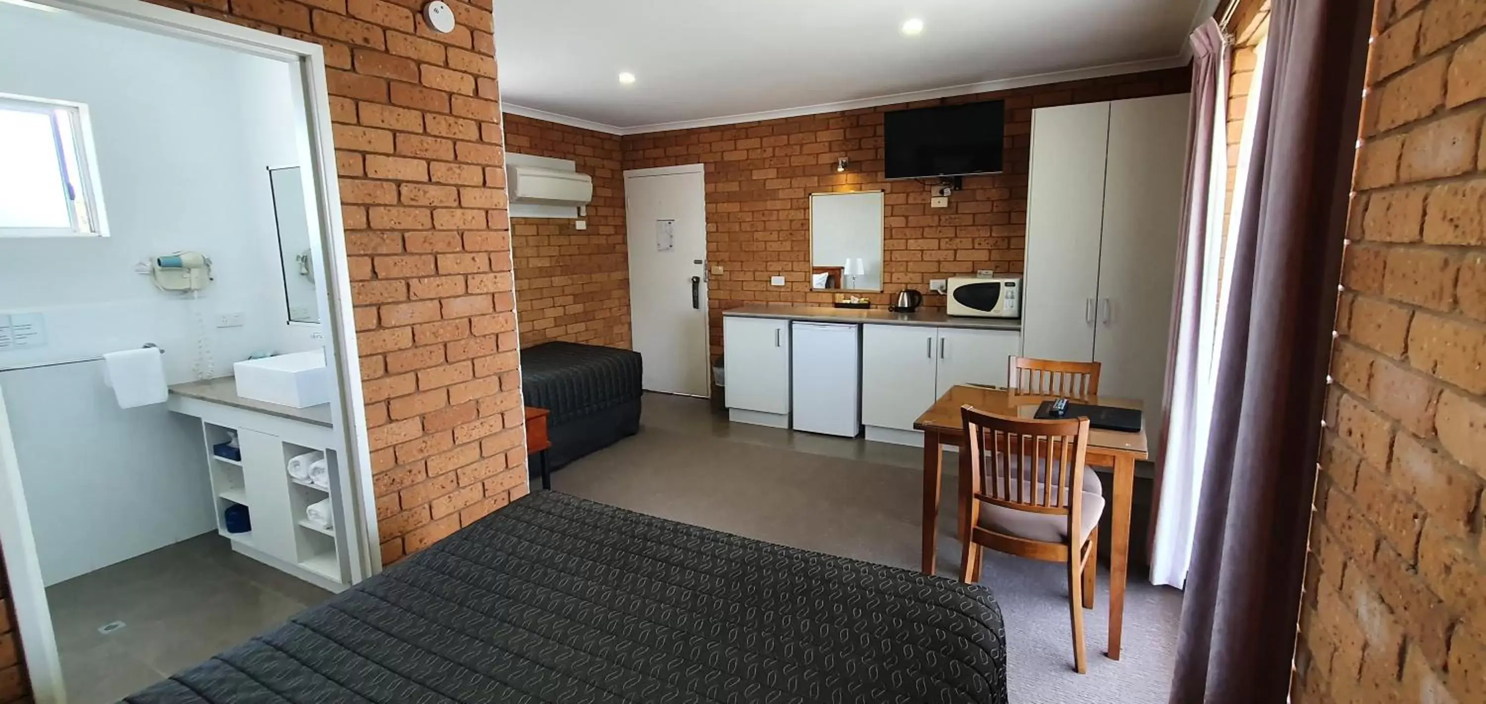 Seating Area in Centrepoint Motel Deniliquin