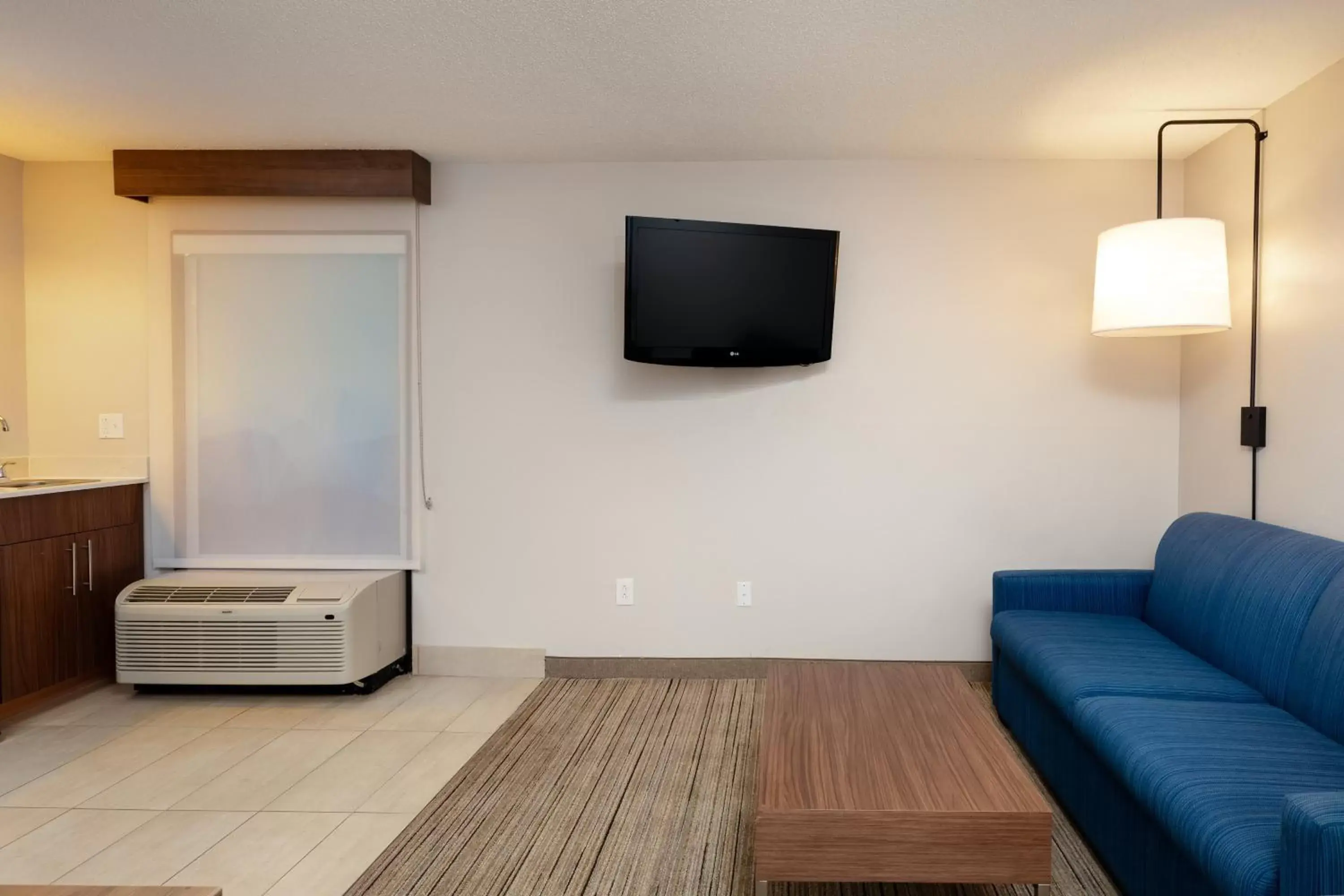 Photo of the whole room, TV/Entertainment Center in Holiday Inn Express & Suites Milton East I-10, an IHG Hotel