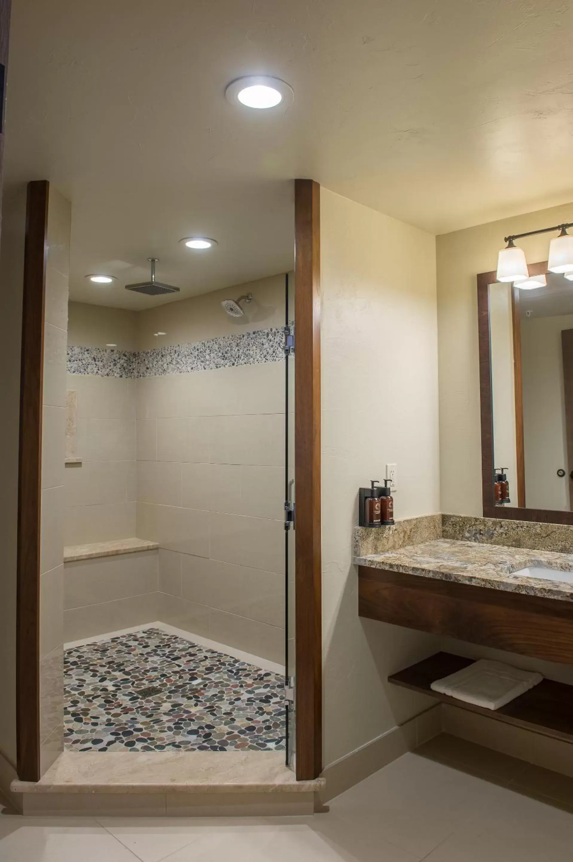 Shower, Bathroom in Cedar Creek Lodge & Conference Center