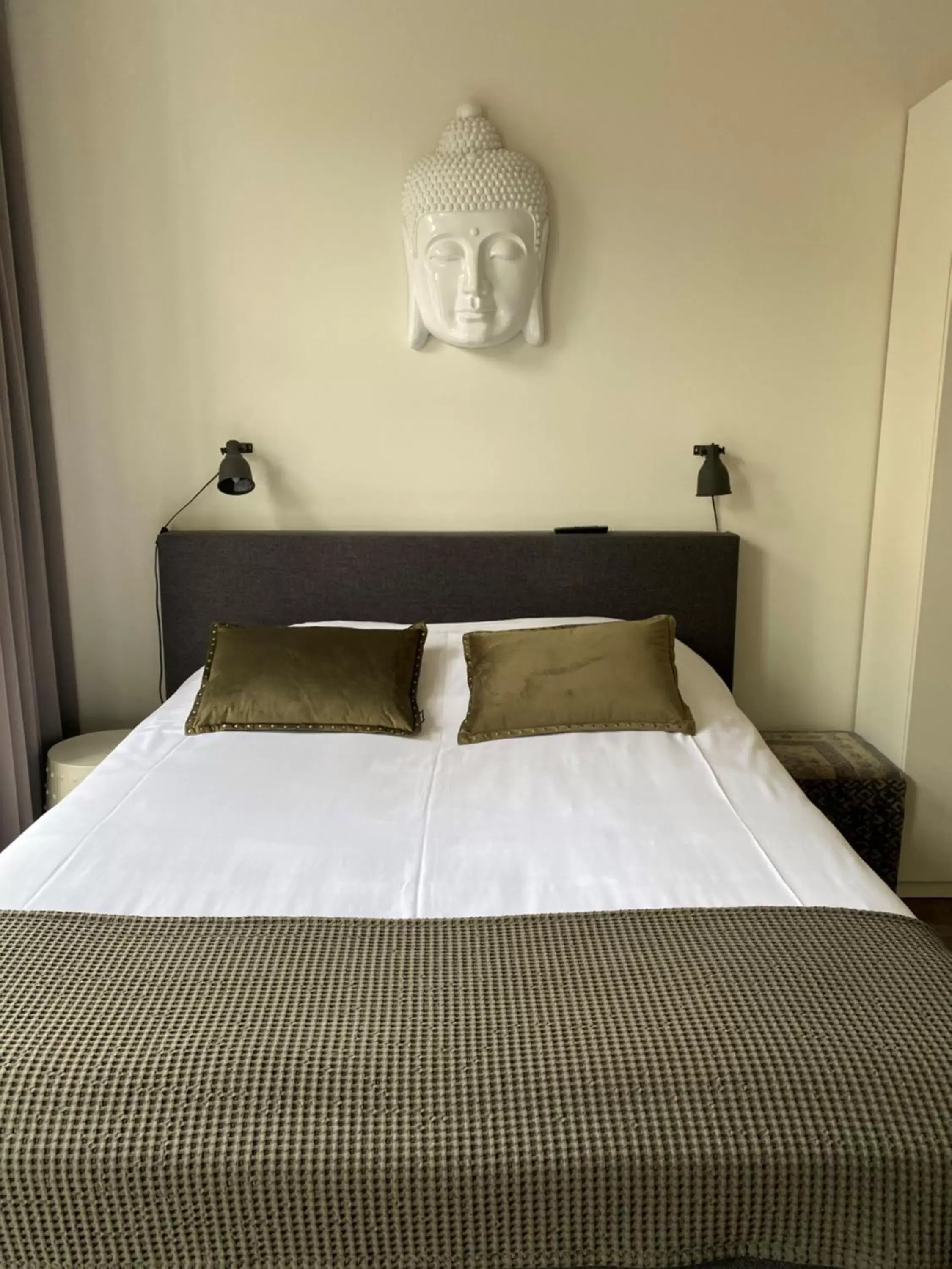 Bed in Hotel Oranjestaete