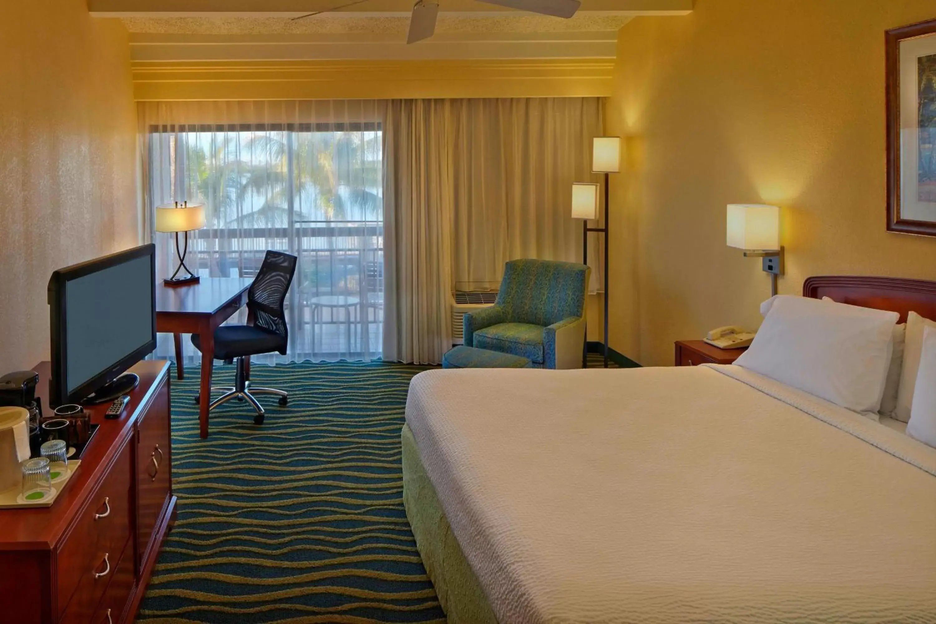 Photo of the whole room, TV/Entertainment Center in Courtyard by Marriott Key West Waterfront