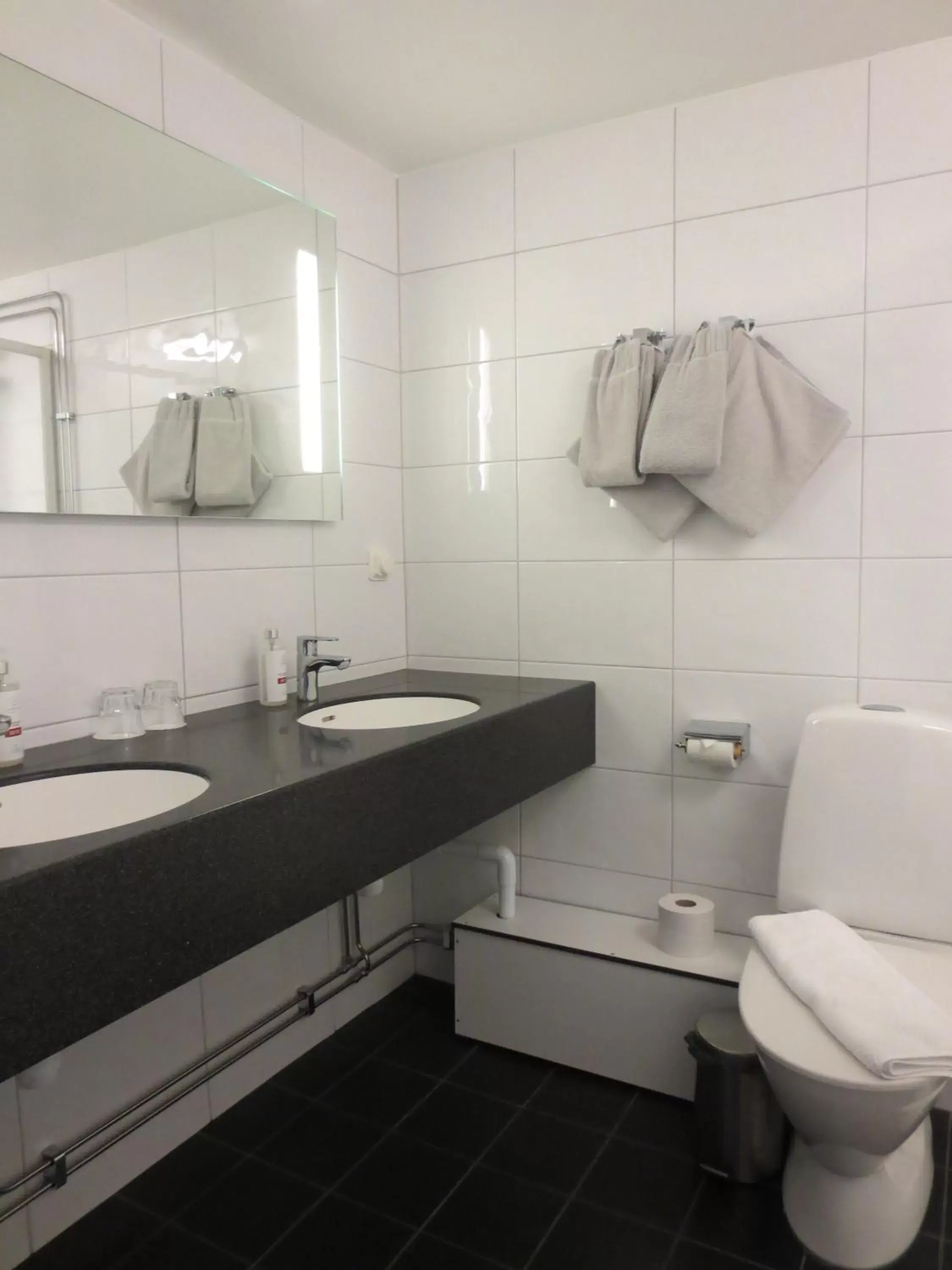 Shower, Bathroom in Sure Hotel by Best Western Centric