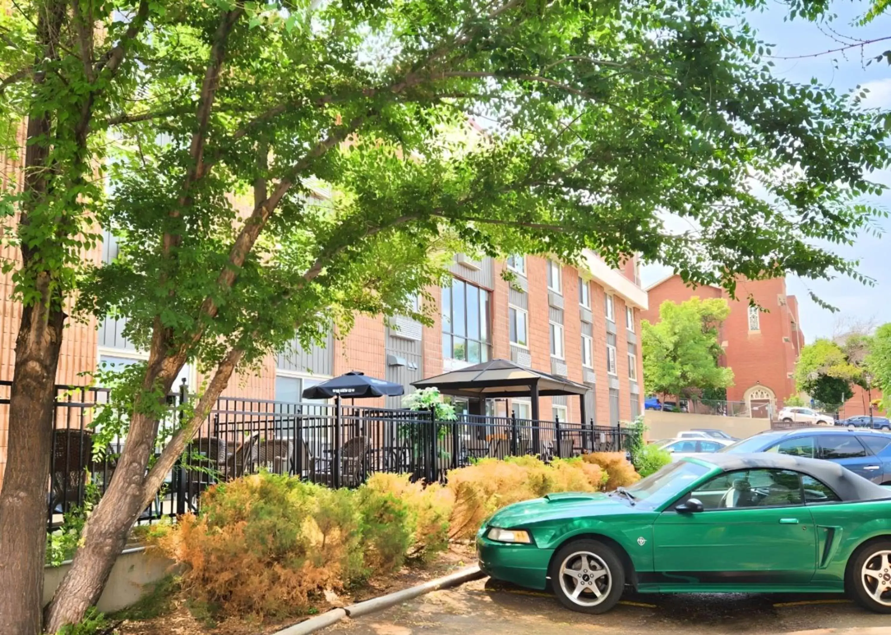 Property building in The Medicine Hat Villa Property building in The Medicine Hat Villa