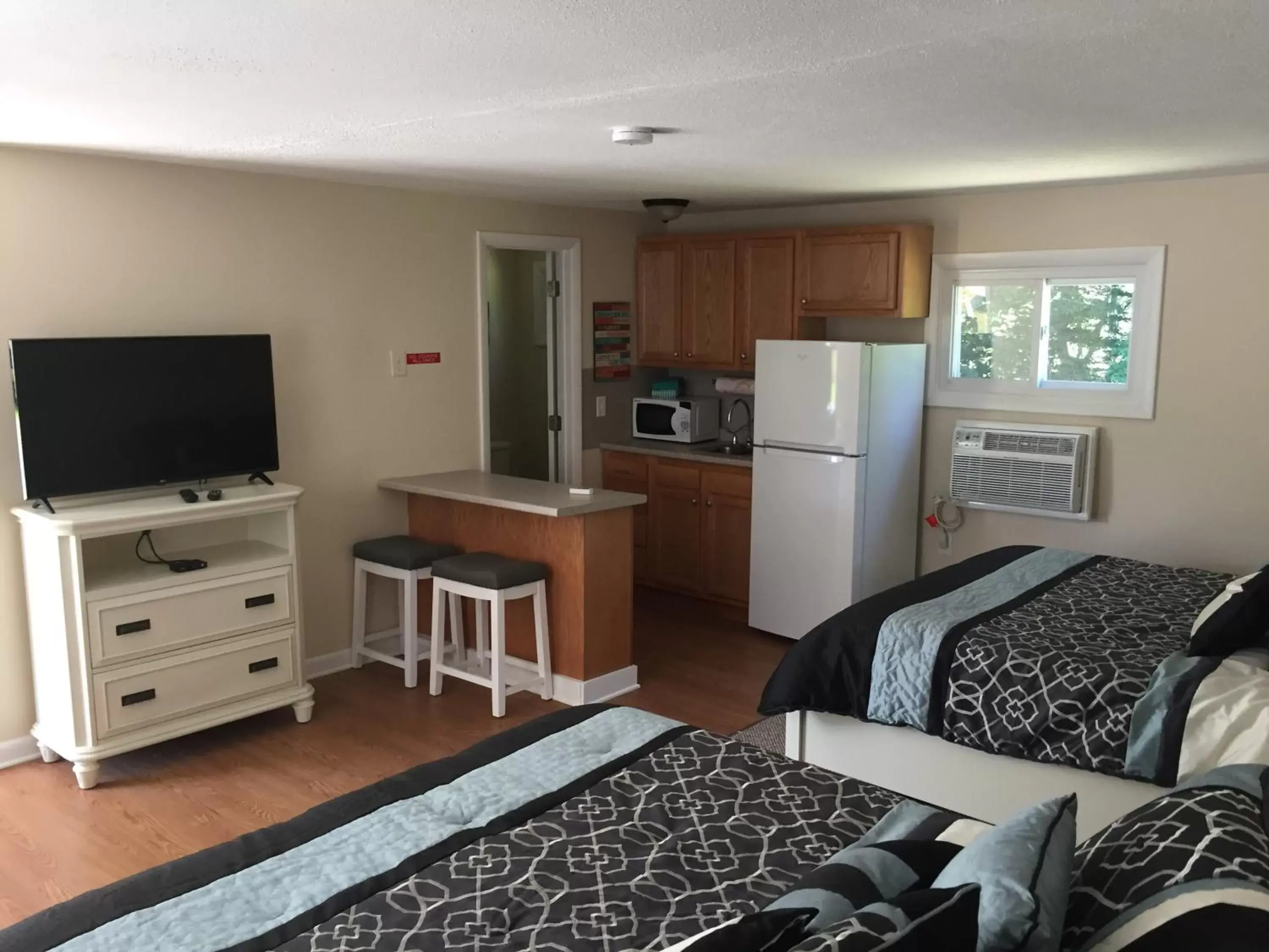 Bed, TV/Entertainment Center in Shore Road Inn