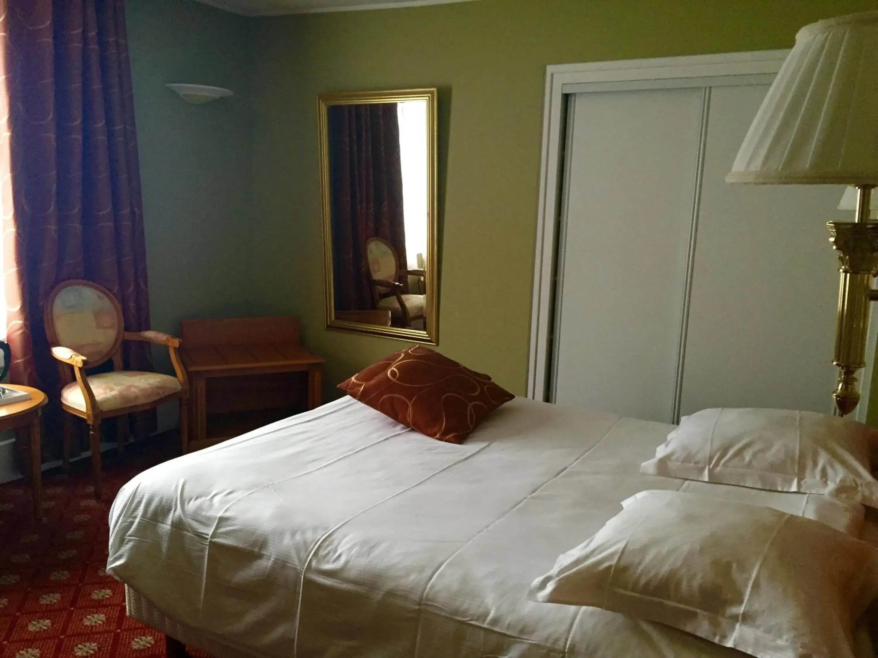 Bedroom, Bed in Hotel de Normandie