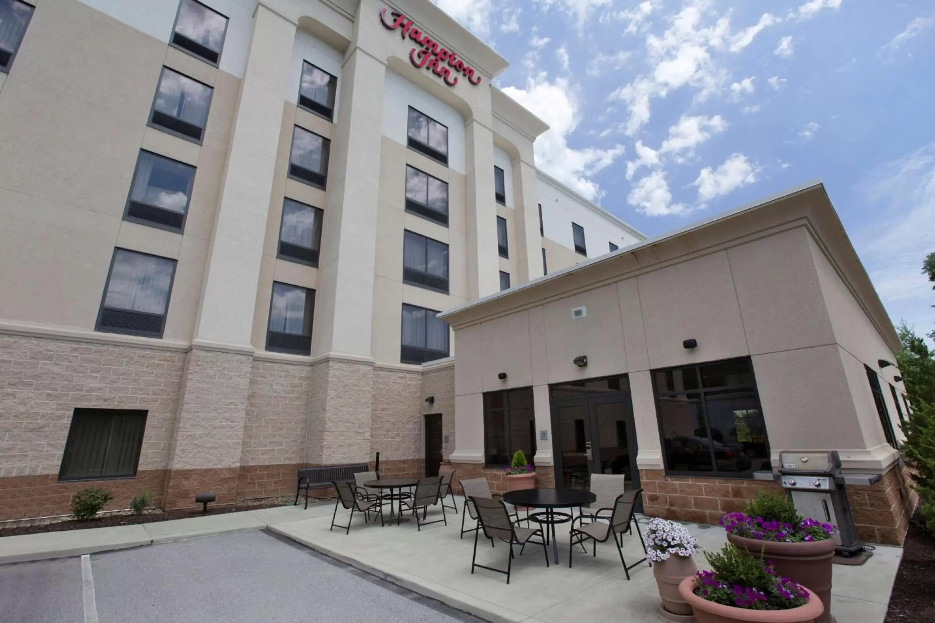 Patio, Property Building in Hampton Inn Bridgeville