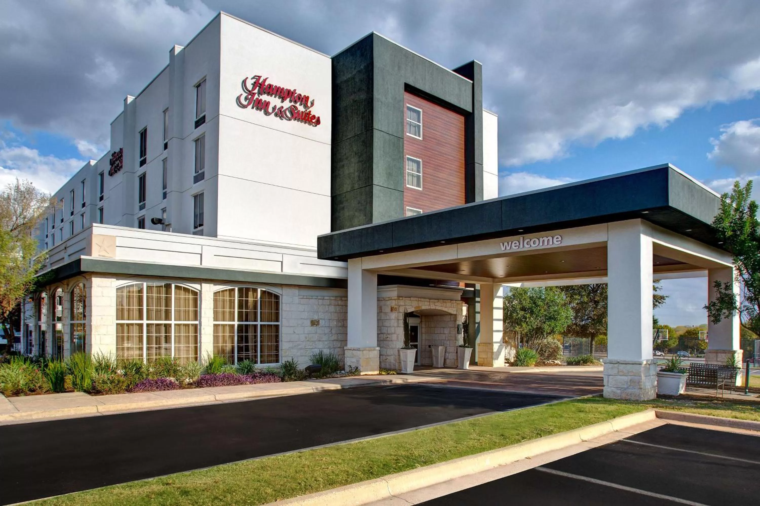 Property building in Hampton Inn & Suites-Austin Airport