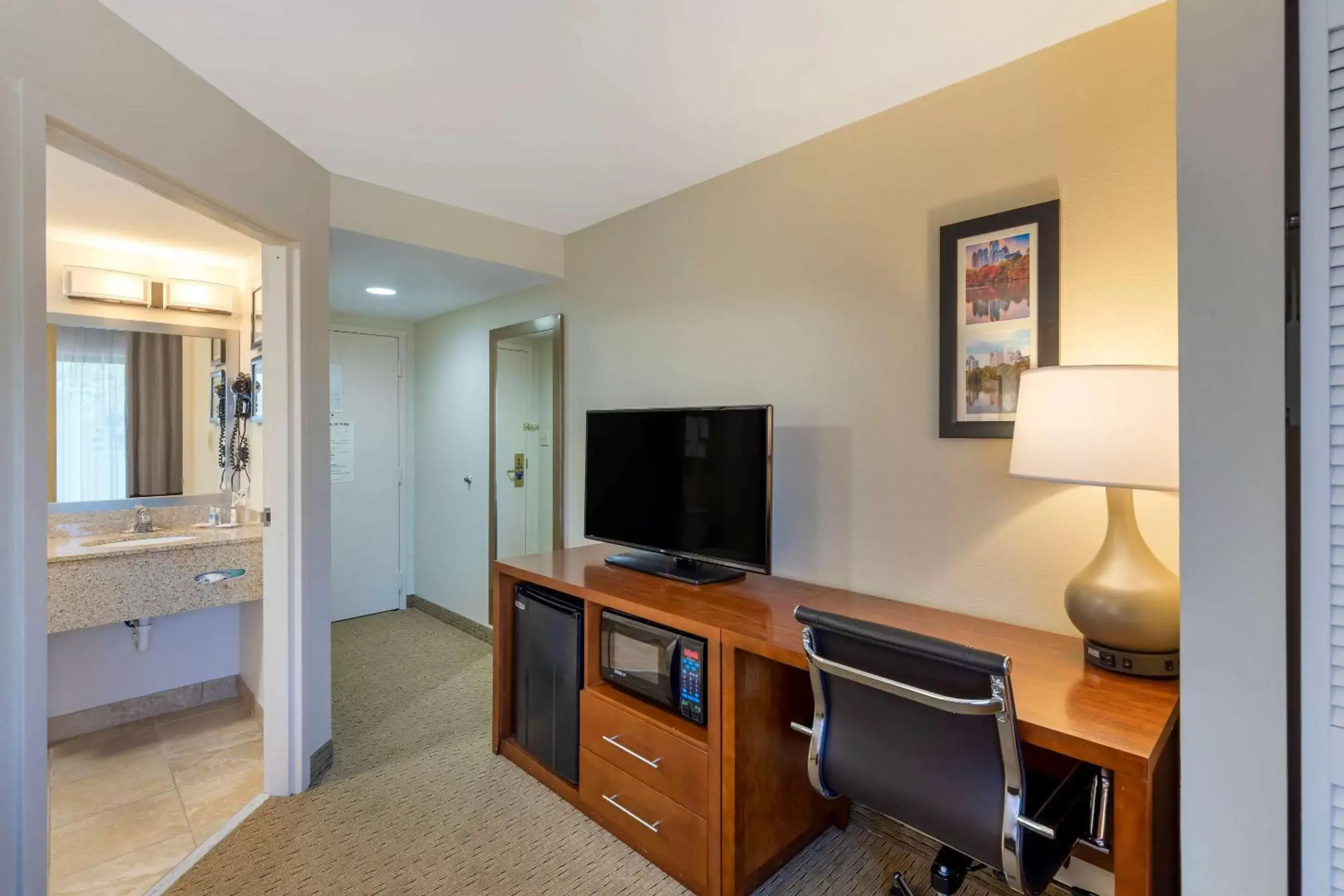 Photo of the whole room, TV/Entertainment Center in Comfort Inn Kennesaw