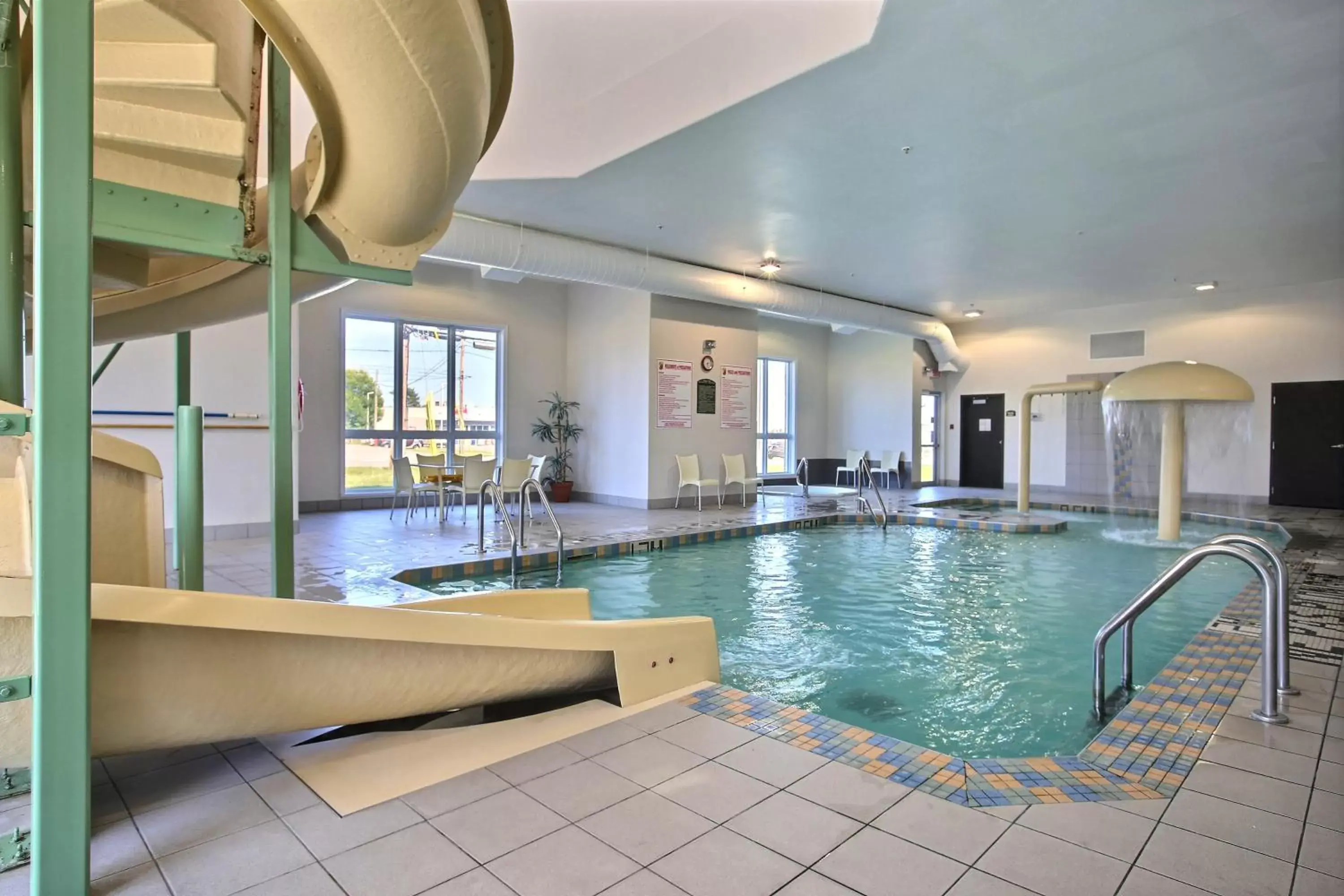 Swimming pool in Super 8 by Wyndham Trois-Rivieres Swimming pool in Super 8 by Wyndham Trois-Rivieres
