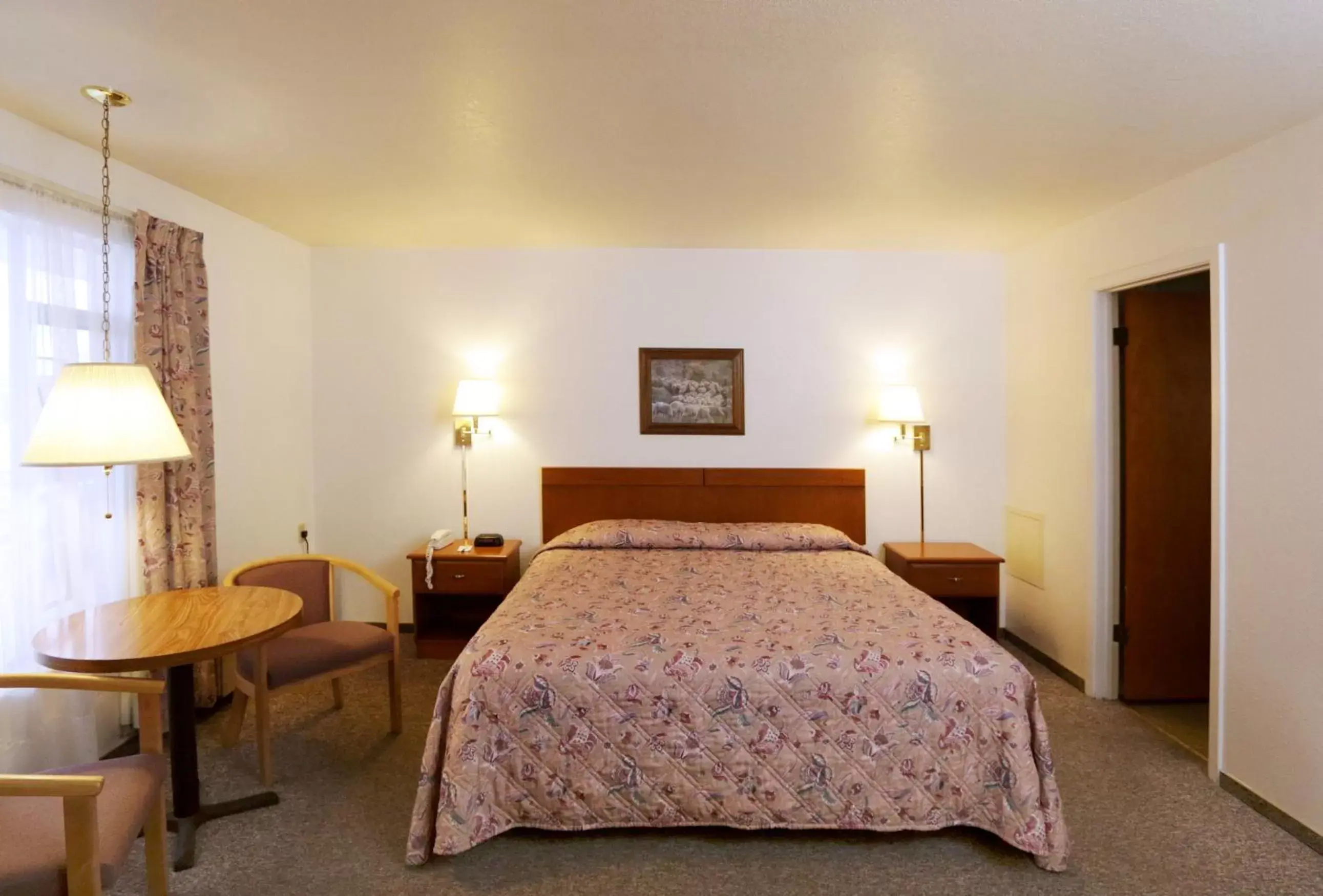 Photo of the whole room, Bed in Town House Motel