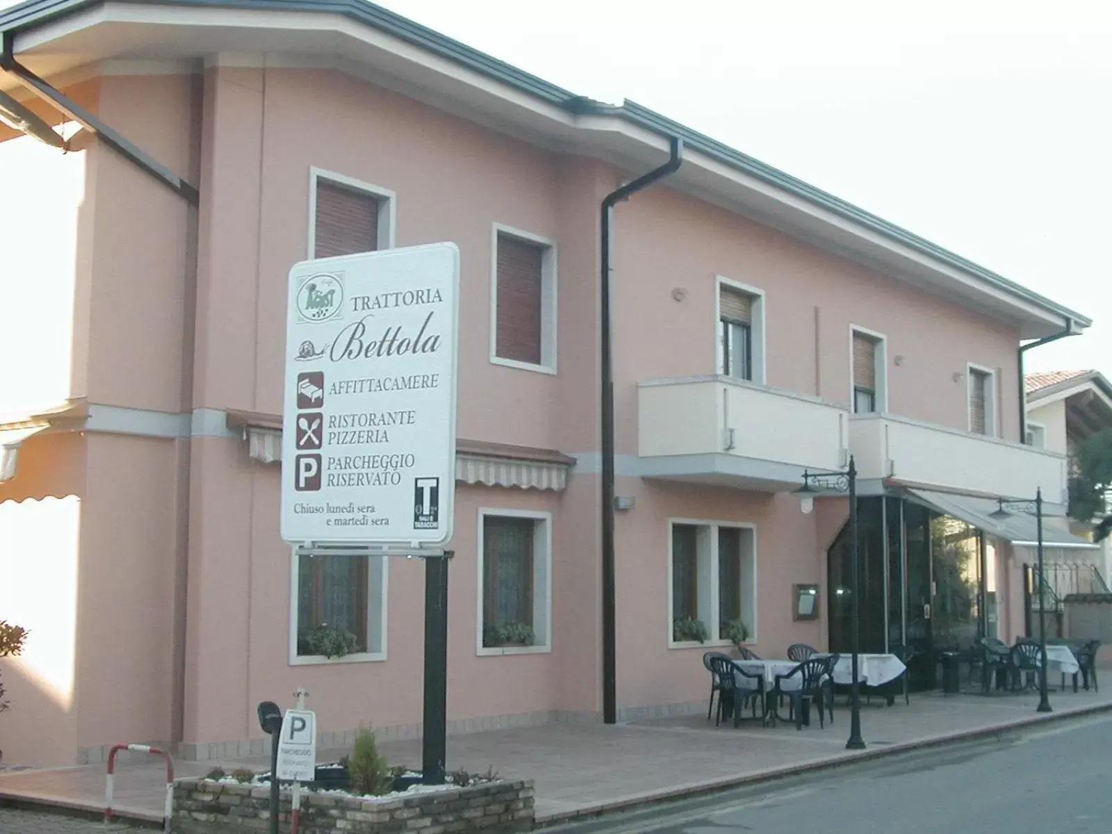 Facade/entrance, Property Building in Trattoria Bettola