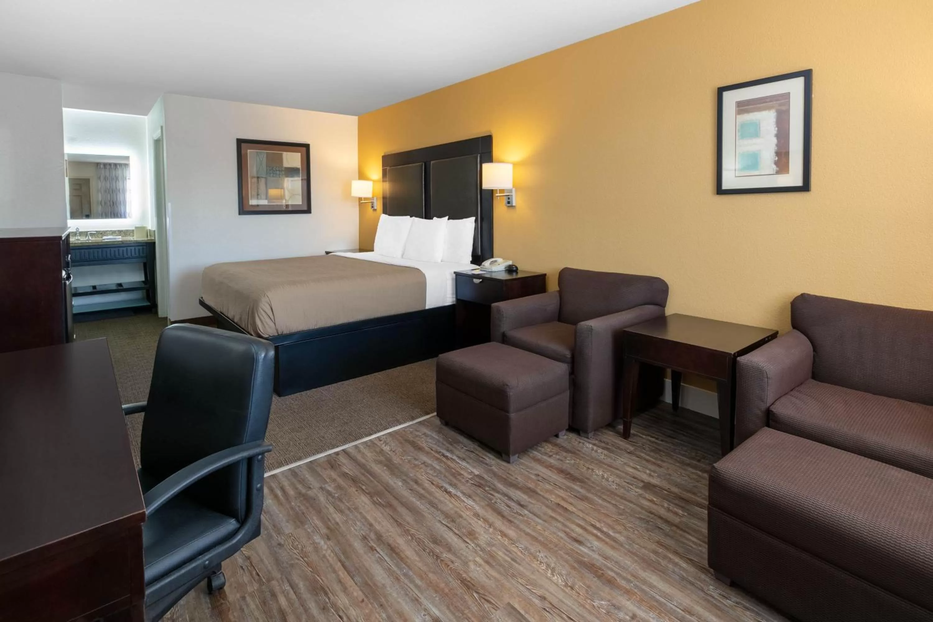 Bed in Days Inn by Wyndham Granbury