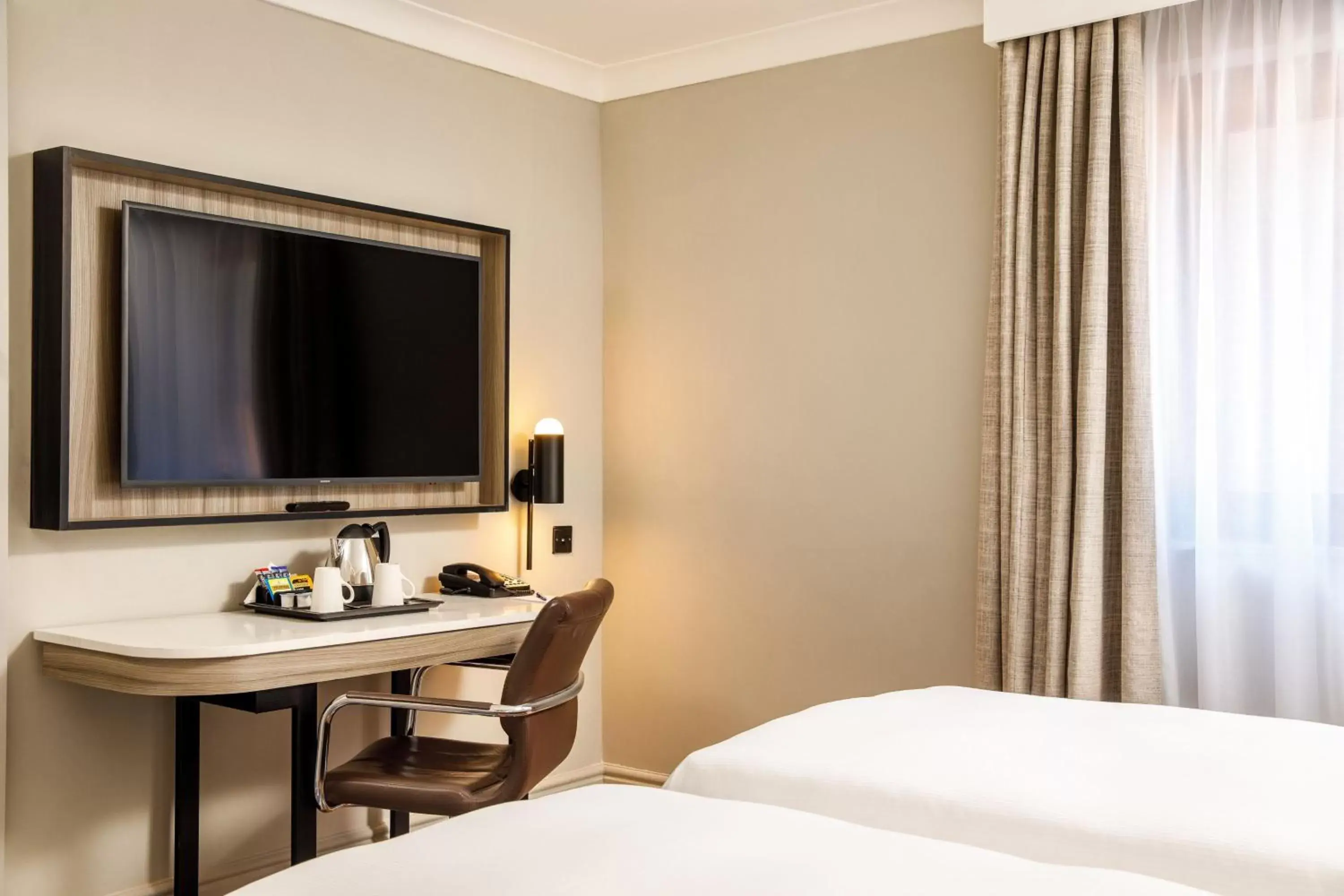 Bedroom, TV/Entertainment Center in Delta Hotels by Marriott Warwick