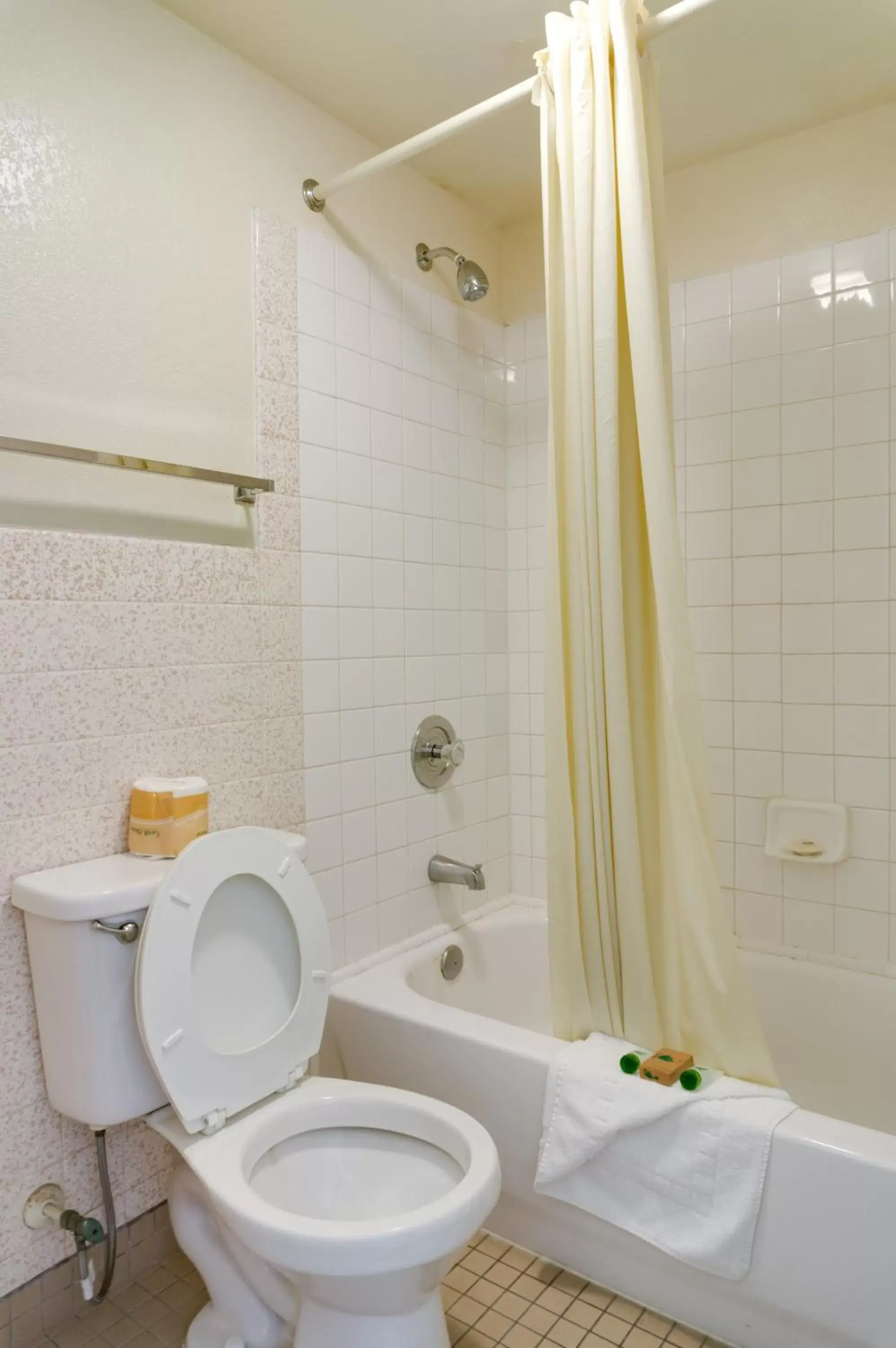 Shower, Bathroom in Heritage Inn La Mesa
