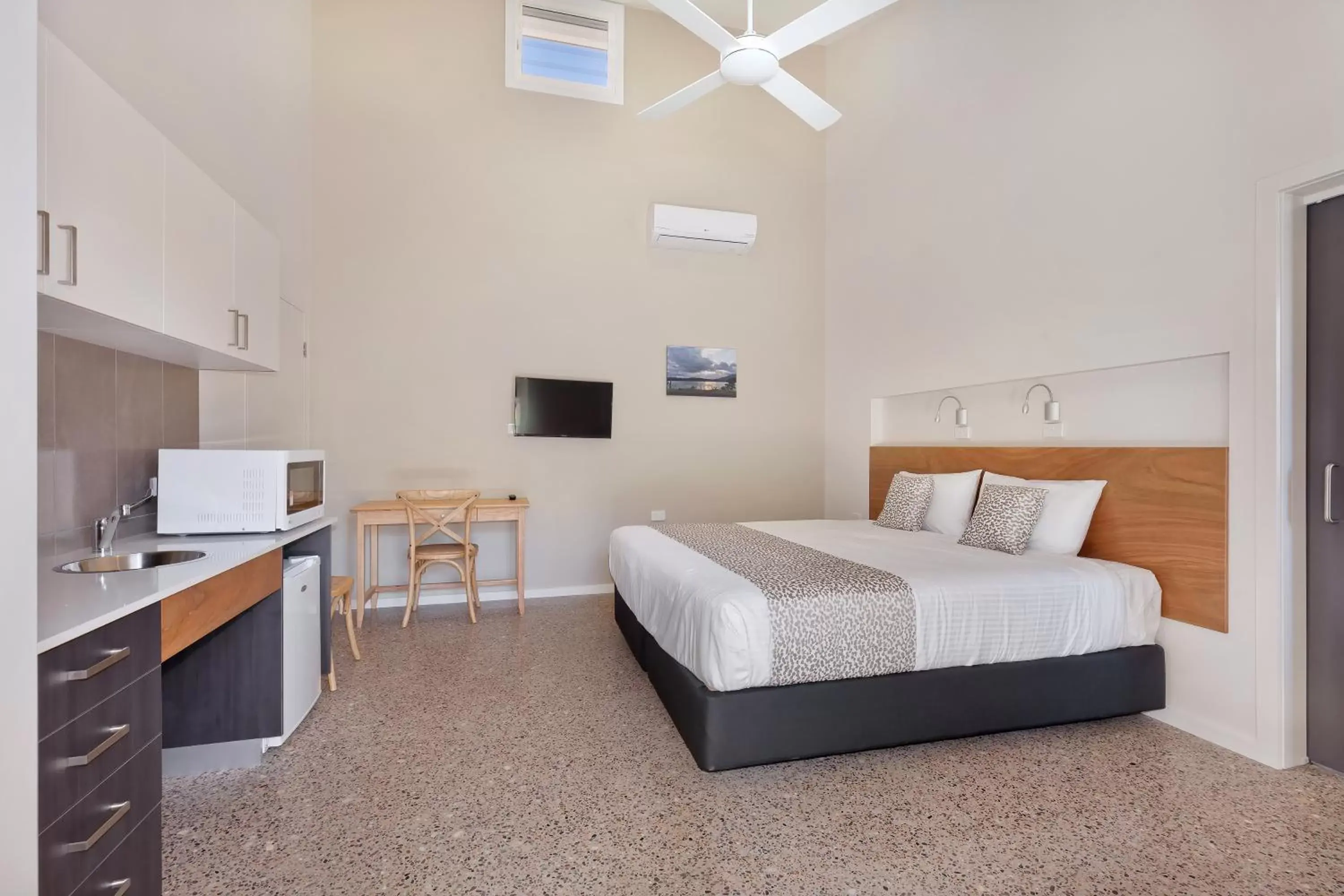 Bed in Tathra Beach House Holiday Apartments