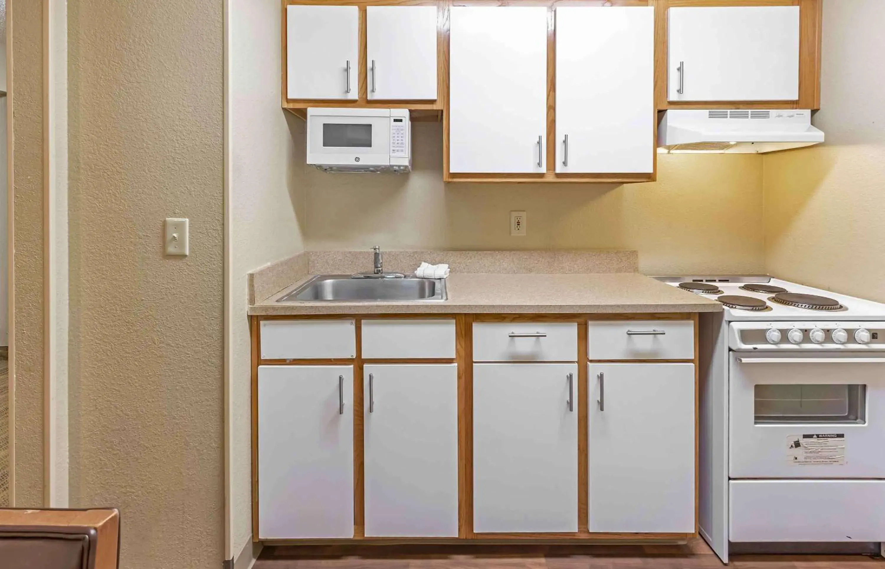 Bedroom, Kitchen/Kitchenette in Extended Stay America Suites - Greensboro - Wendover Ave