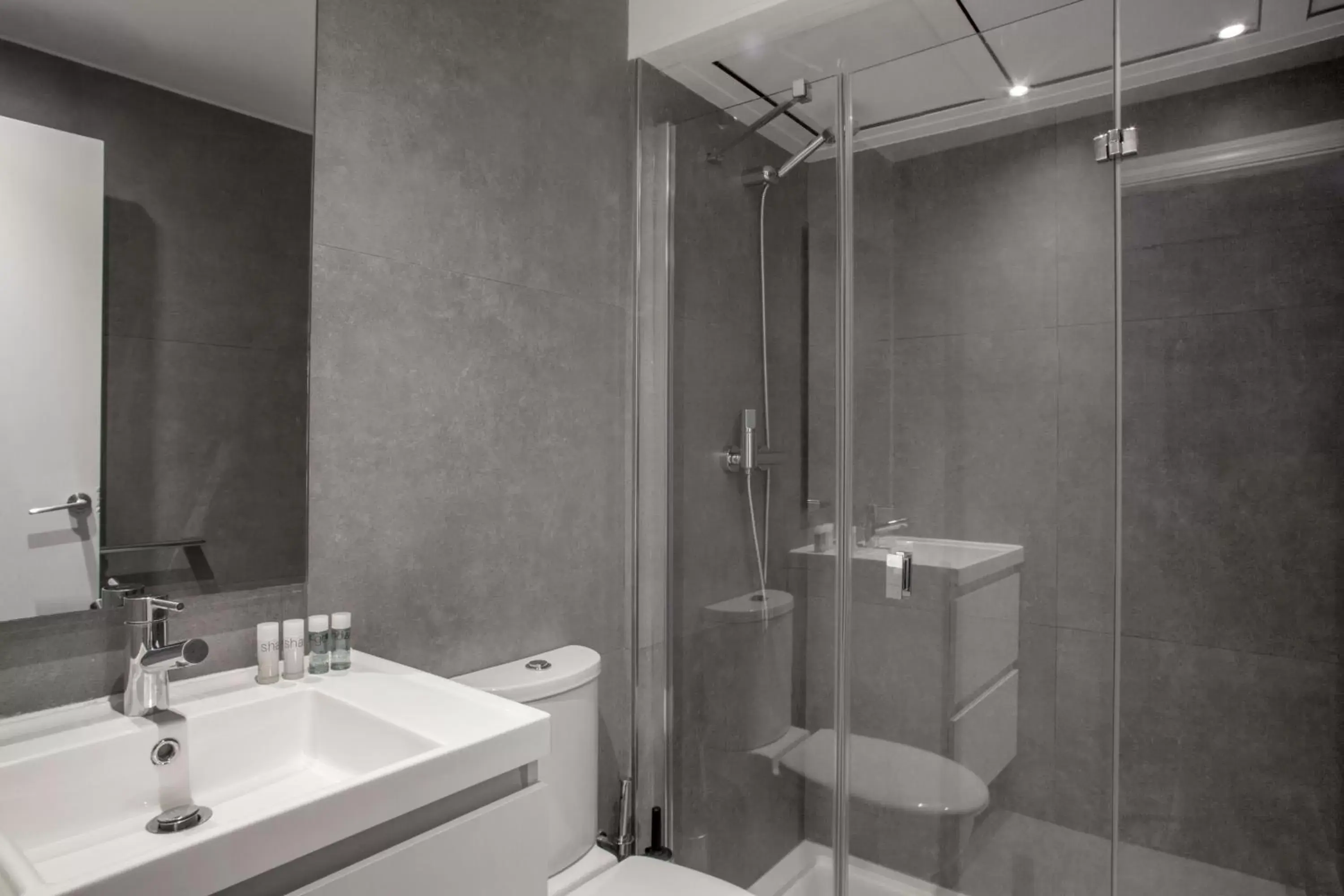 Bathroom in Barcelona Apartment Aramunt