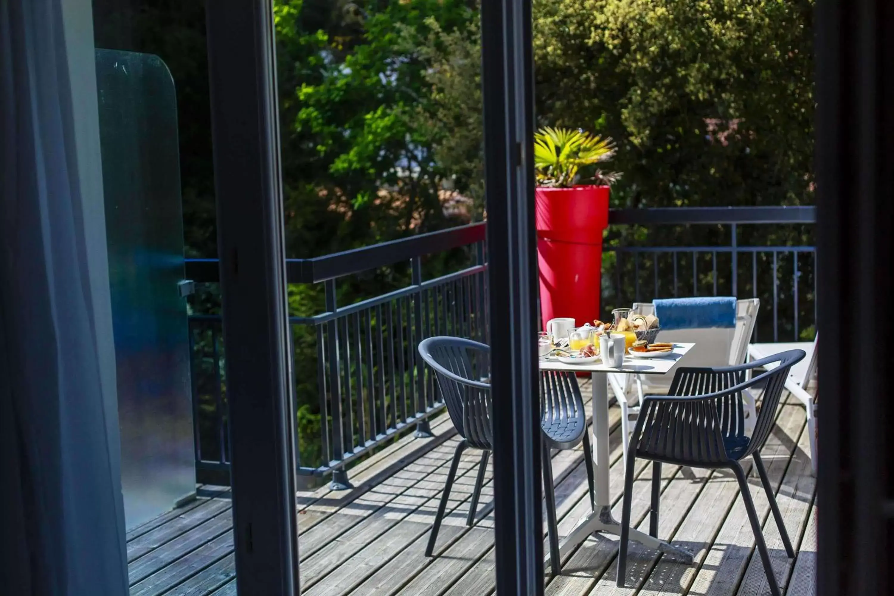 Bedroom, Balcony/Terrace in Best Western Hôtel Garden and Spa