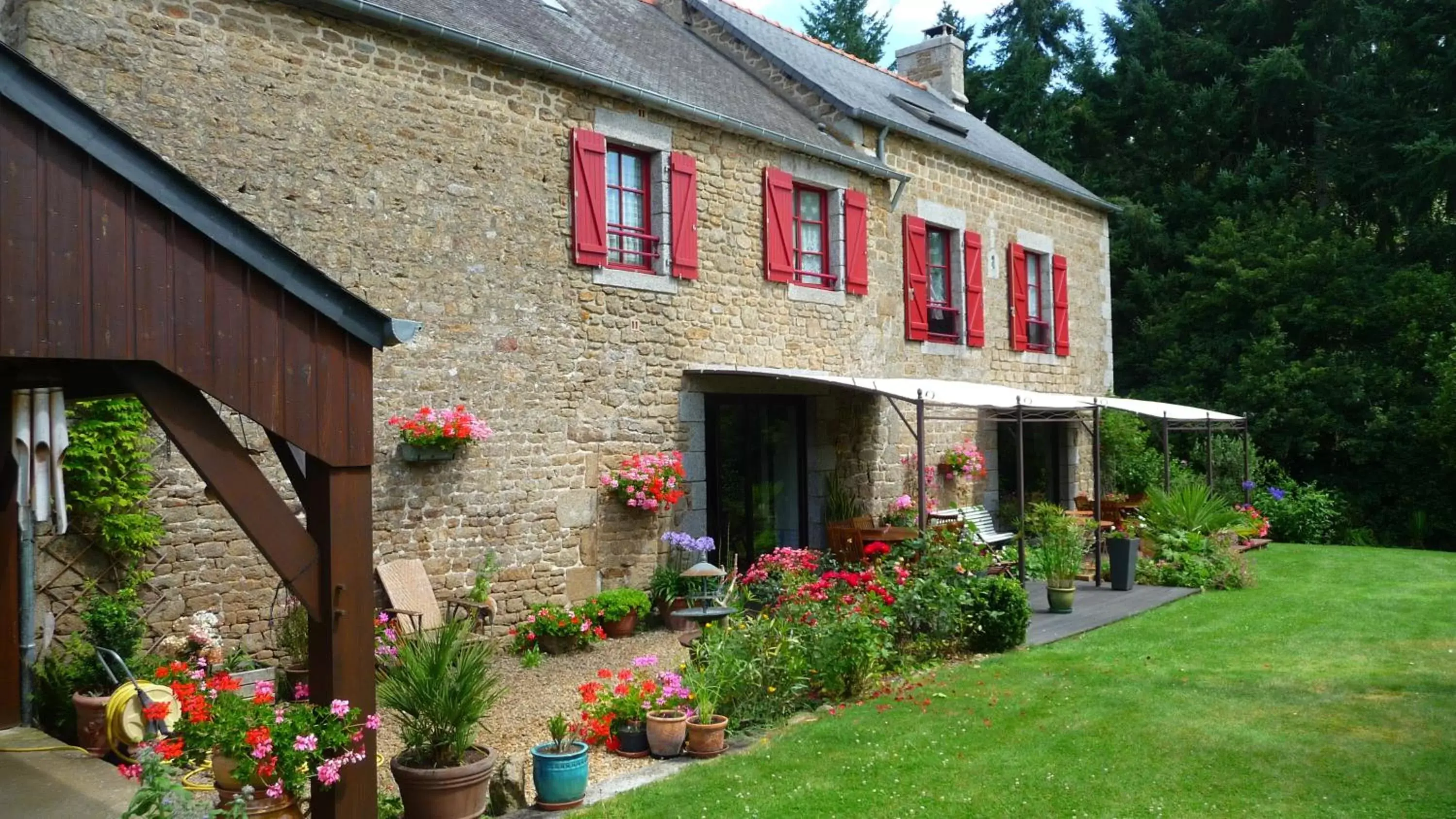 Garden, Property Building in Chambres d'hôtes Le Bas Rassinoux