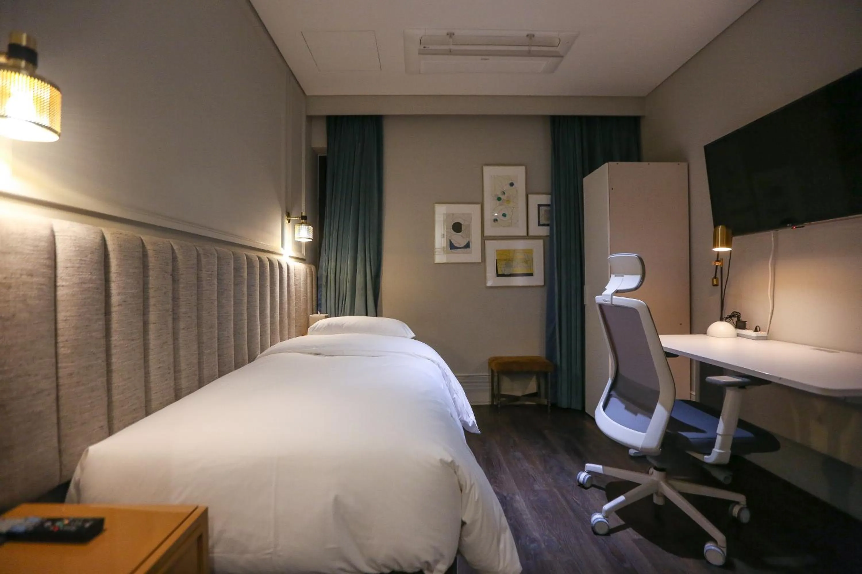 Photo of the whole room, Bed in Hotel Crescendo Seoul