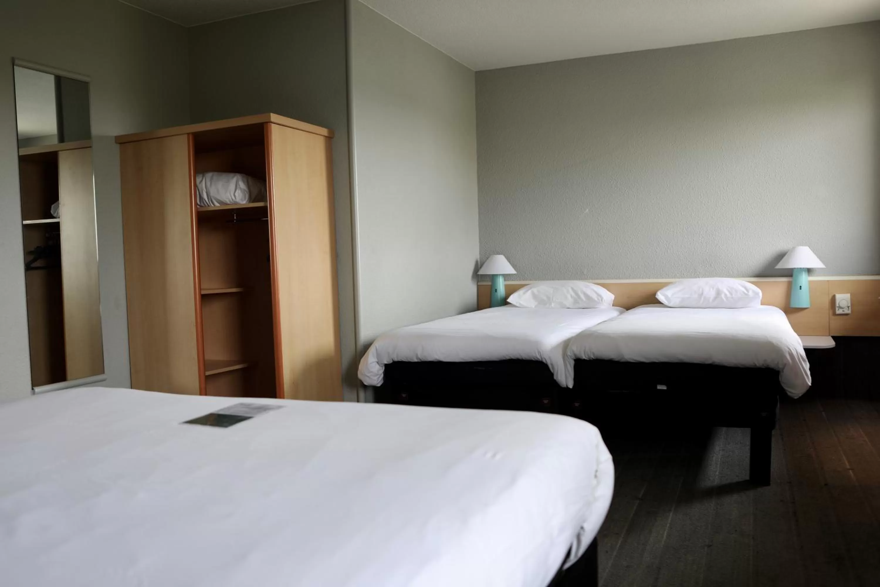 Bedroom, Bed in ibis Aubenas