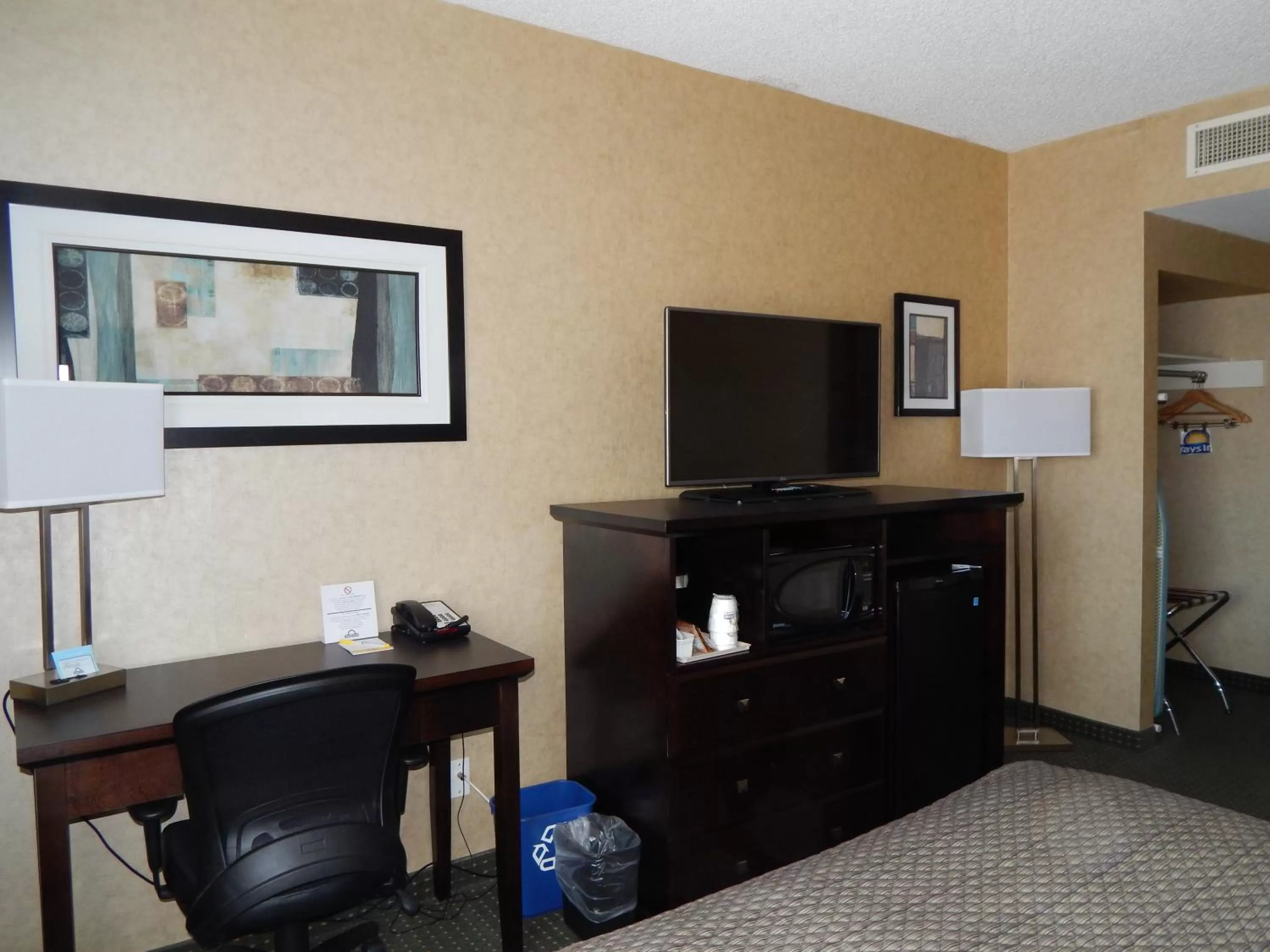 TV and multimedia in Days Inn by Wyndham Cranbrook Conference Centre