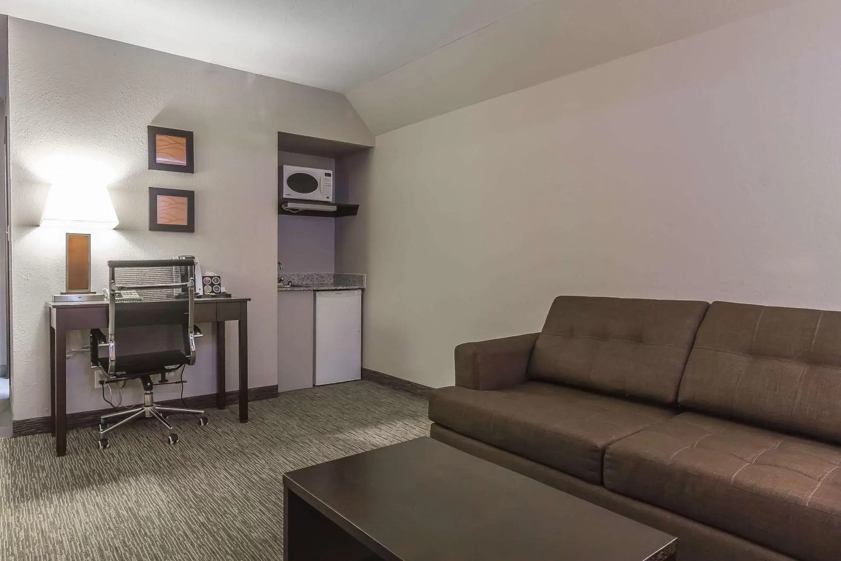 Photo of the whole room, Seating Area in Comfort Inn & Suites Yorkton