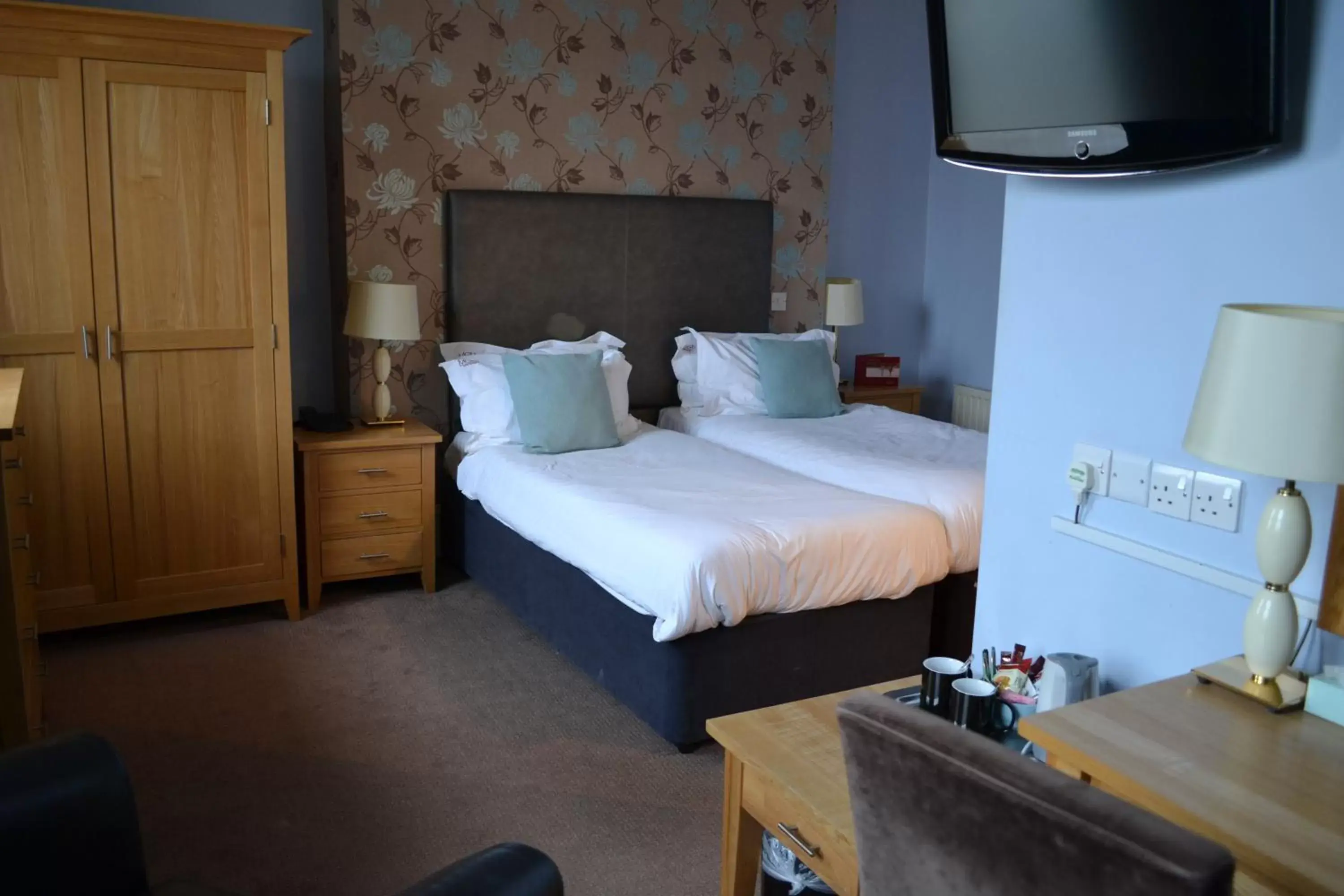 Photo of the whole room, Bed in Muthu Westcliff Hotel (Near London Southend Airport)