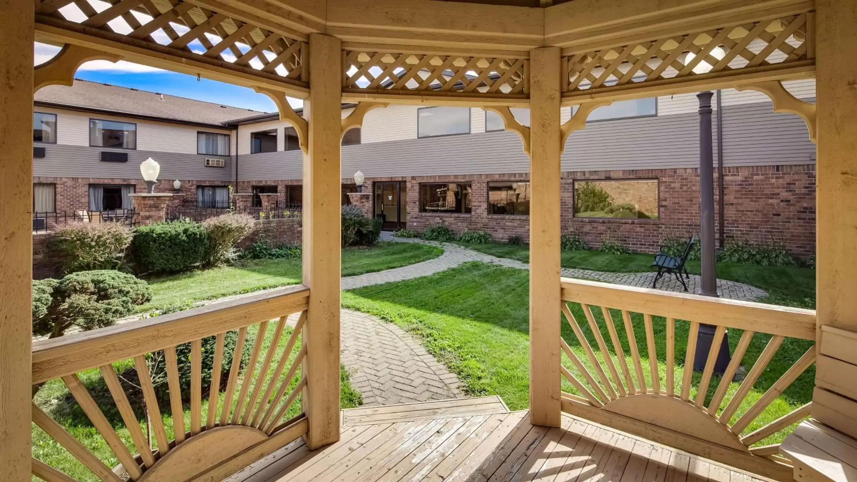 Garden, Pool View in Best Western Lapeer Inn