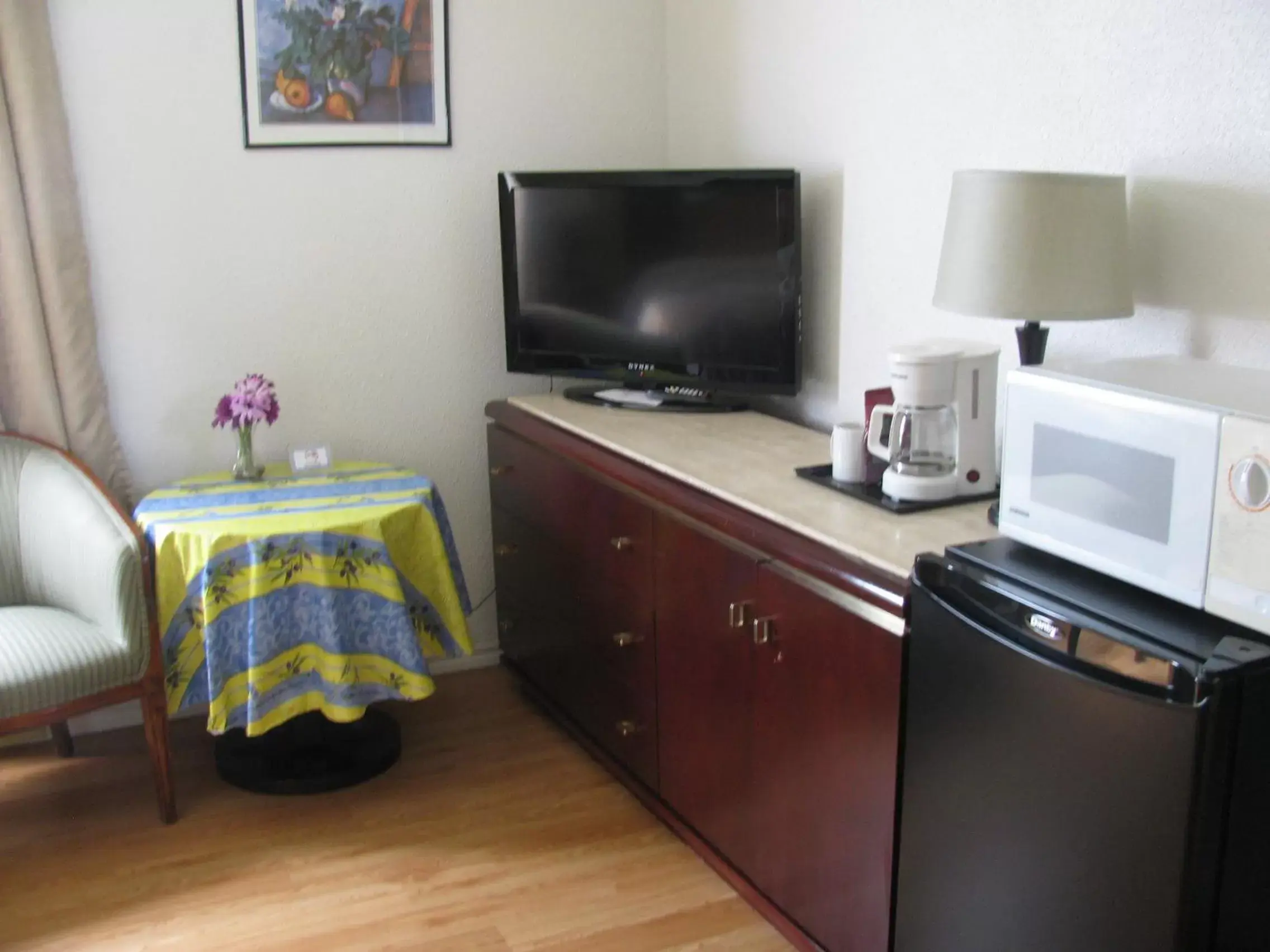 TV and multimedia, TV/Entertainment Center in Motel de l'Outlet