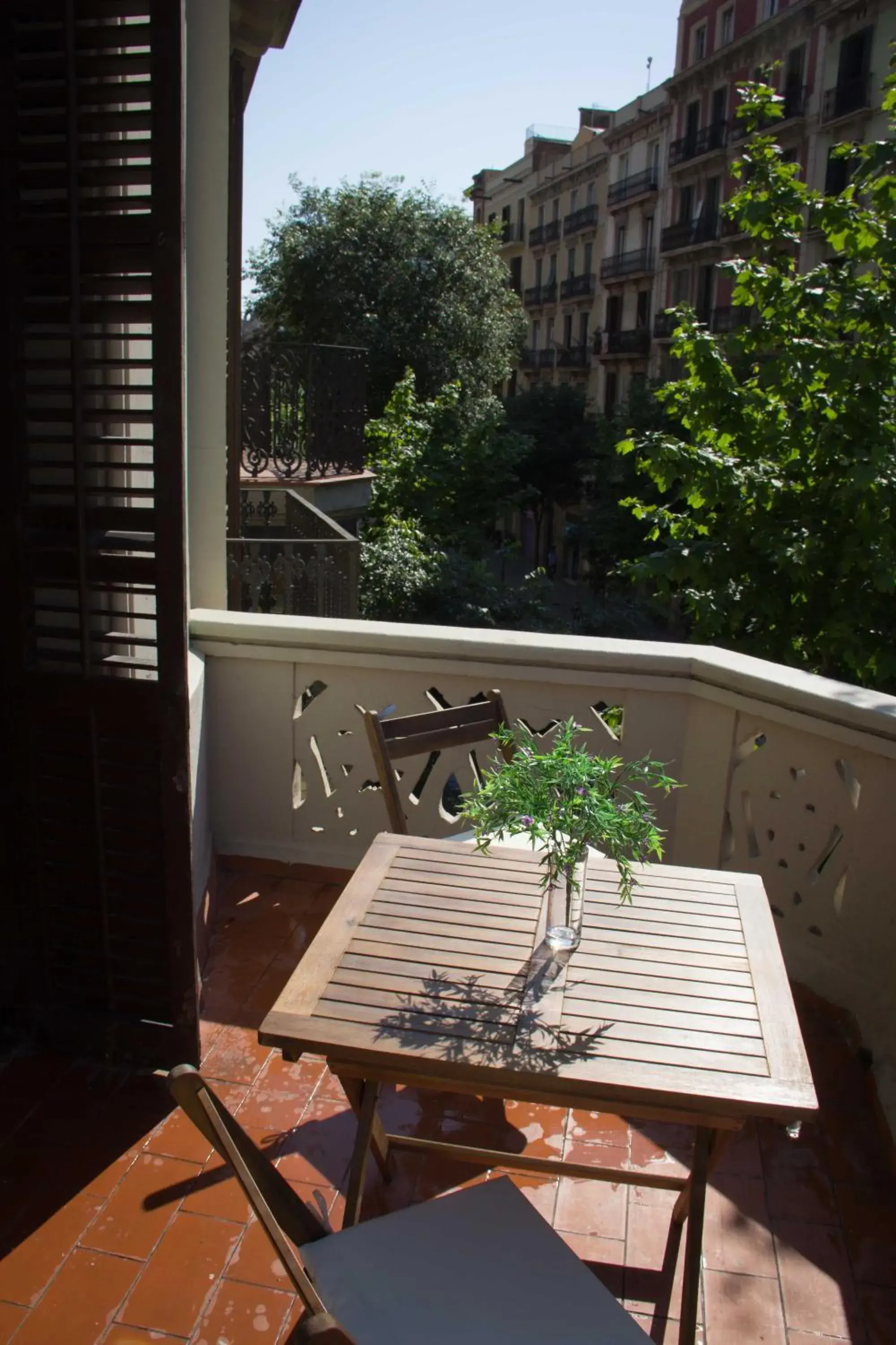 Restaurant/places to eat, Balcony/Terrace in Hostalin Barcelona Diputacion