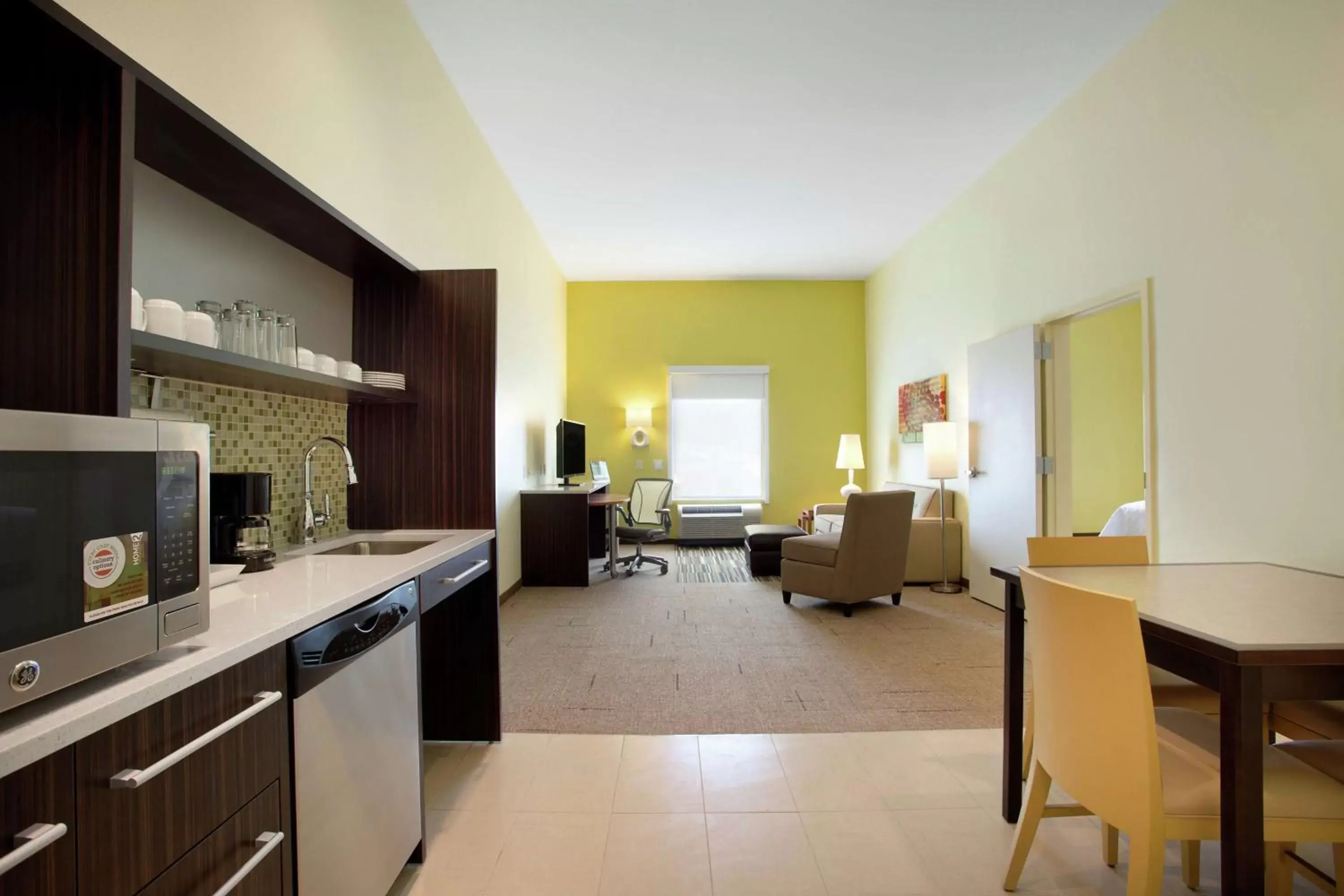 Living room, Kitchen/Kitchenette in Home2 Suites by Hilton San Antonio Airport, TX