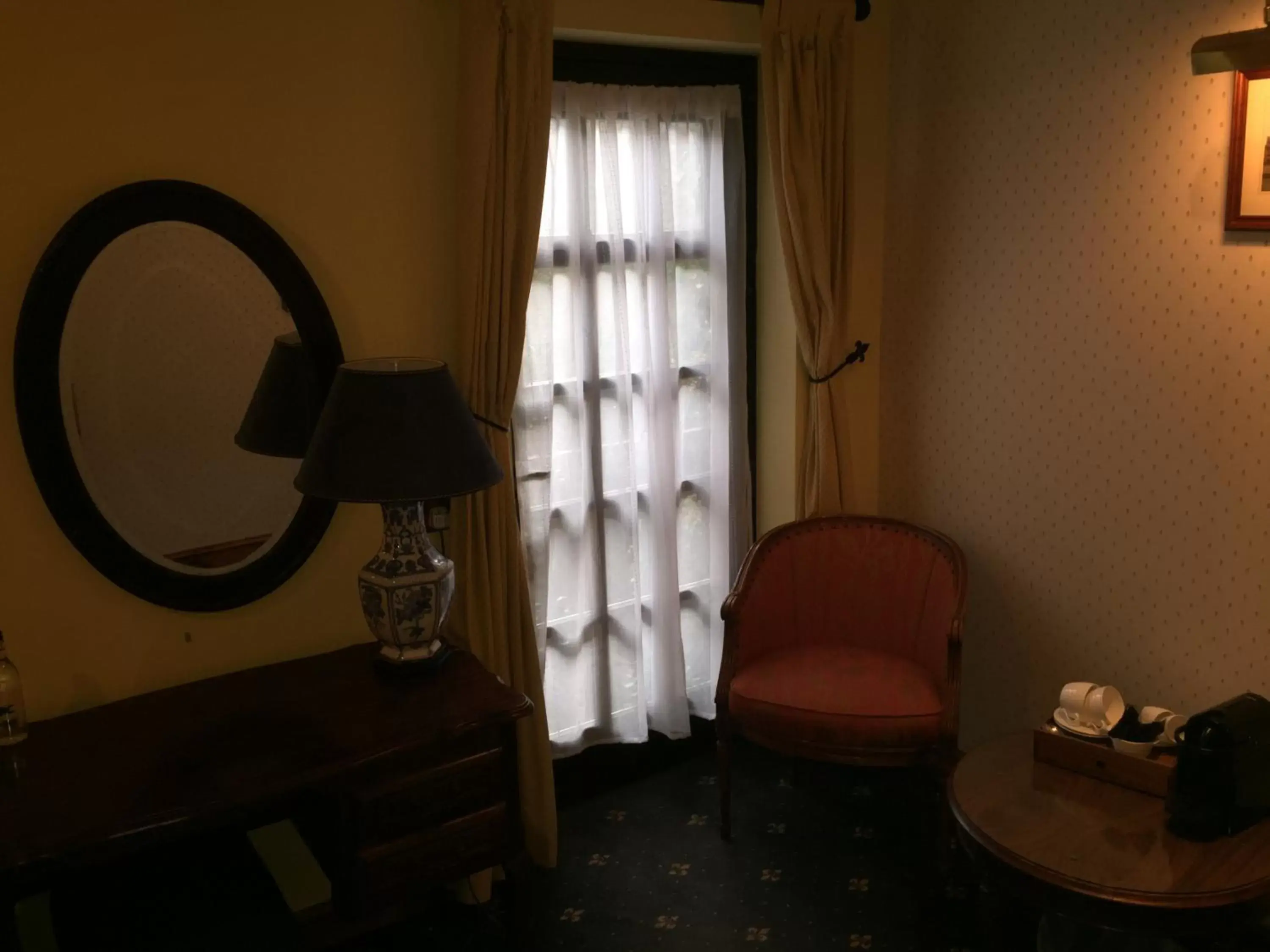 Bedroom, Seating Area in Cross Keys Hotel Chatteris