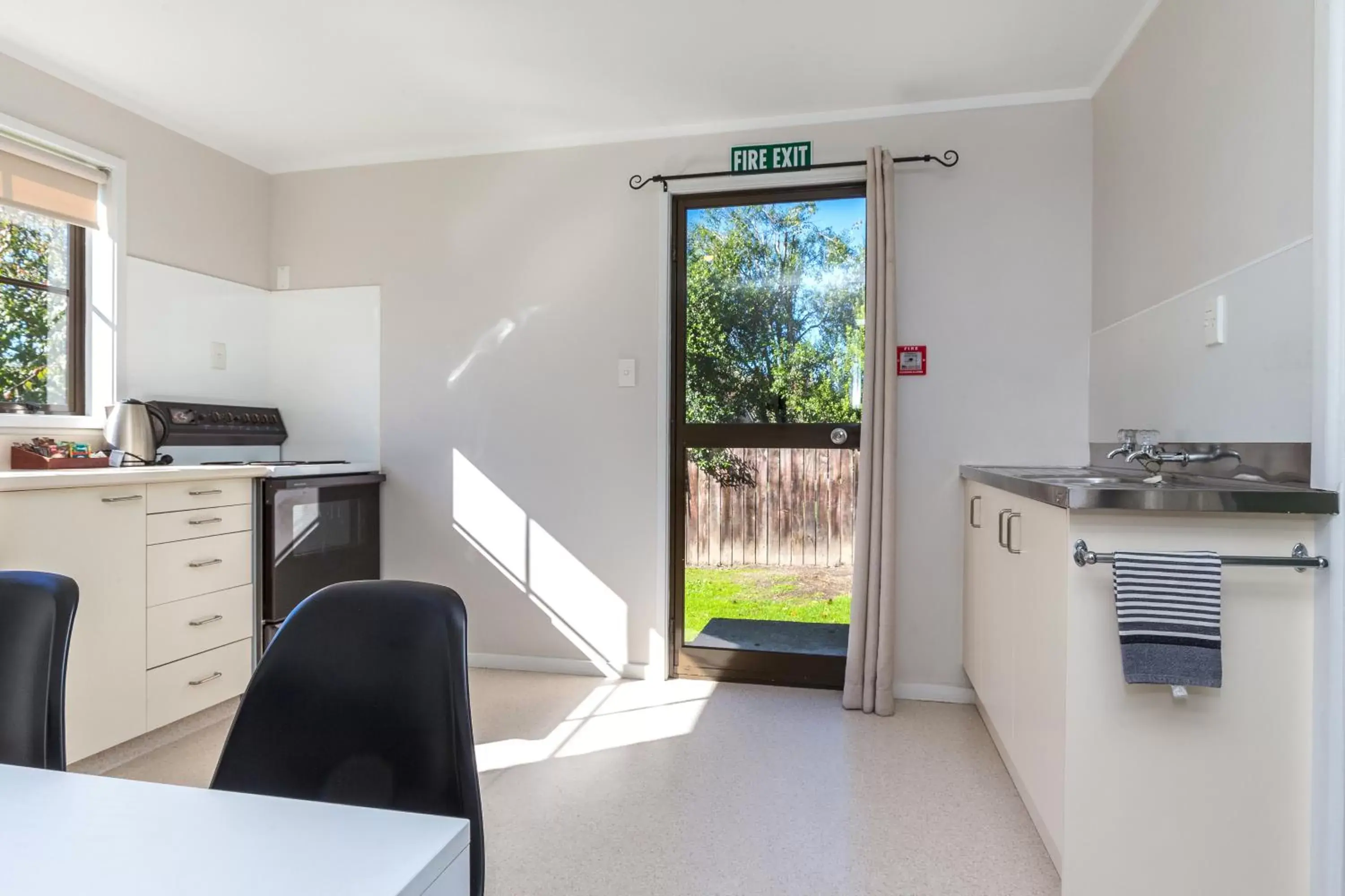 Kitchen/Kitchenette in Cherylea Motel