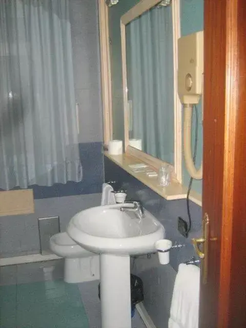Bathroom in Motel Forum