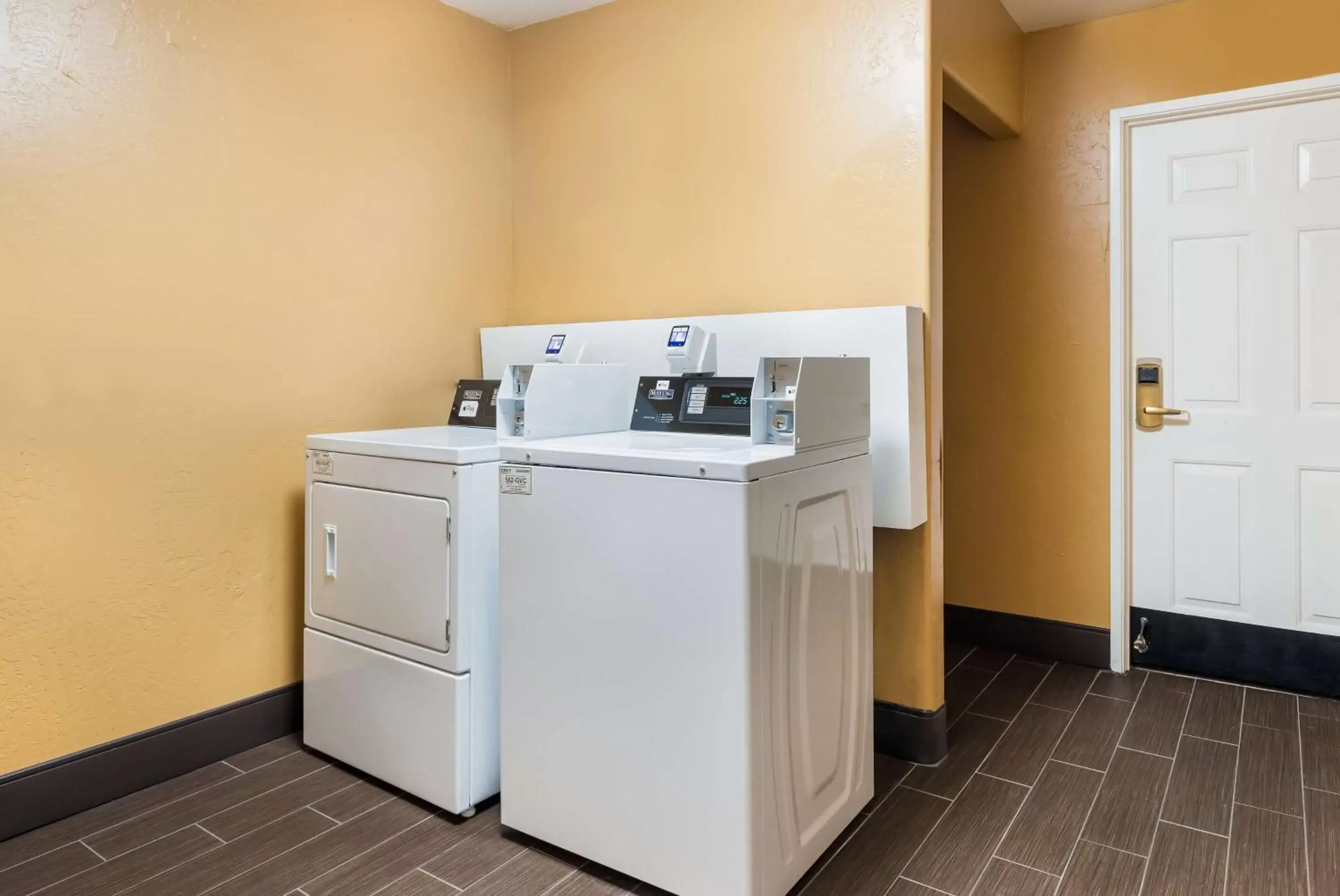 Property building, Kitchen/Kitchenette in Best Western Escondido Hotel