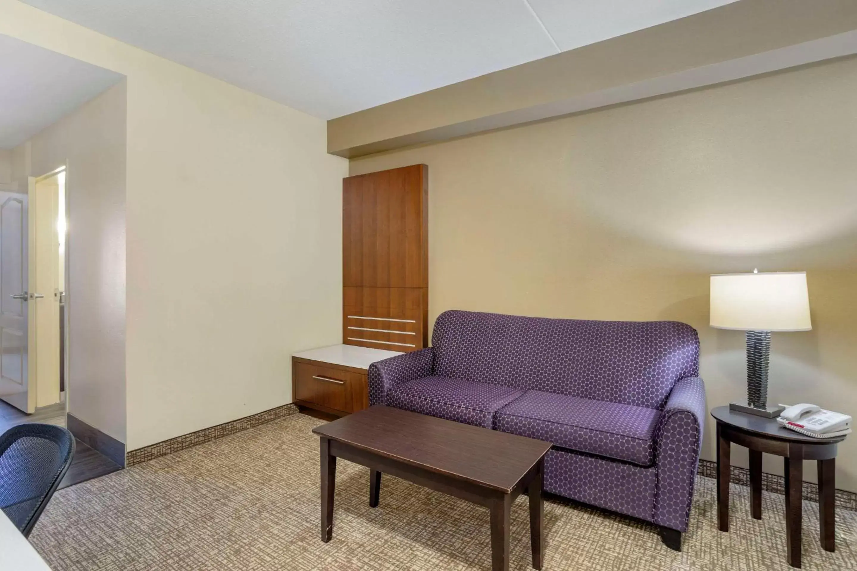 Bedroom, Seating Area in Comfort Suites East Knoxville