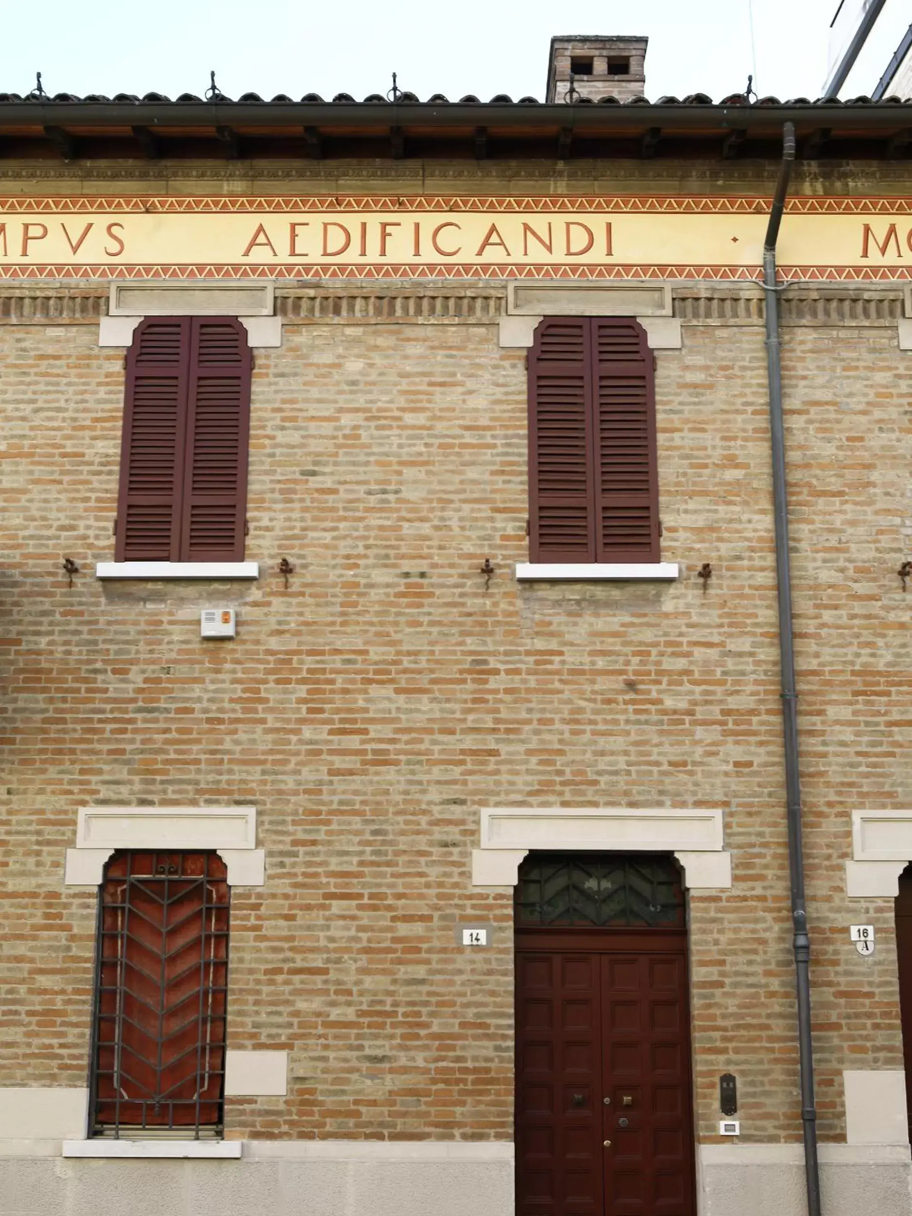 Facade/entrance, Property Building in Chez papa