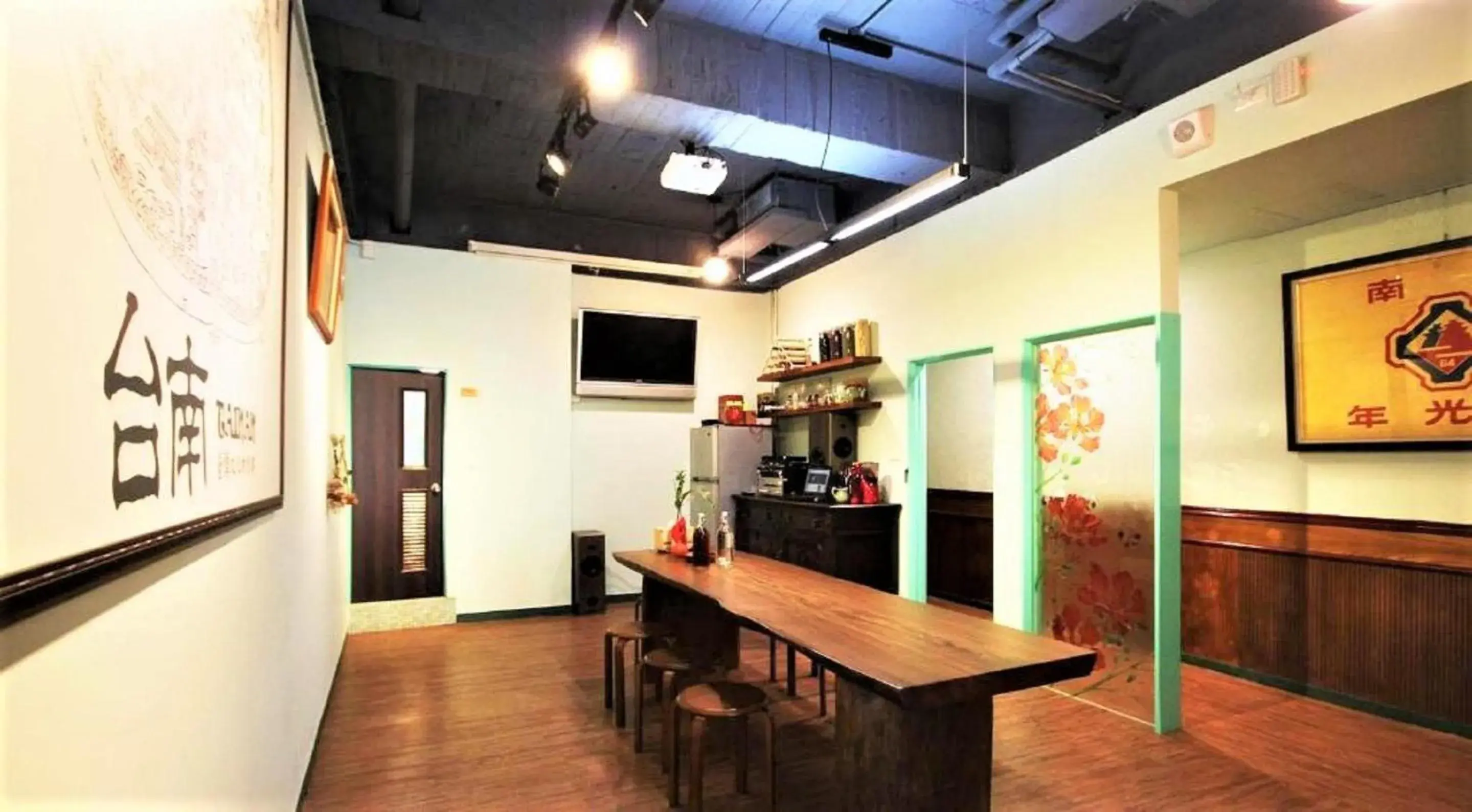 Lounge or bar, Kitchen/Kitchenette in DongNing Atlas Hotel