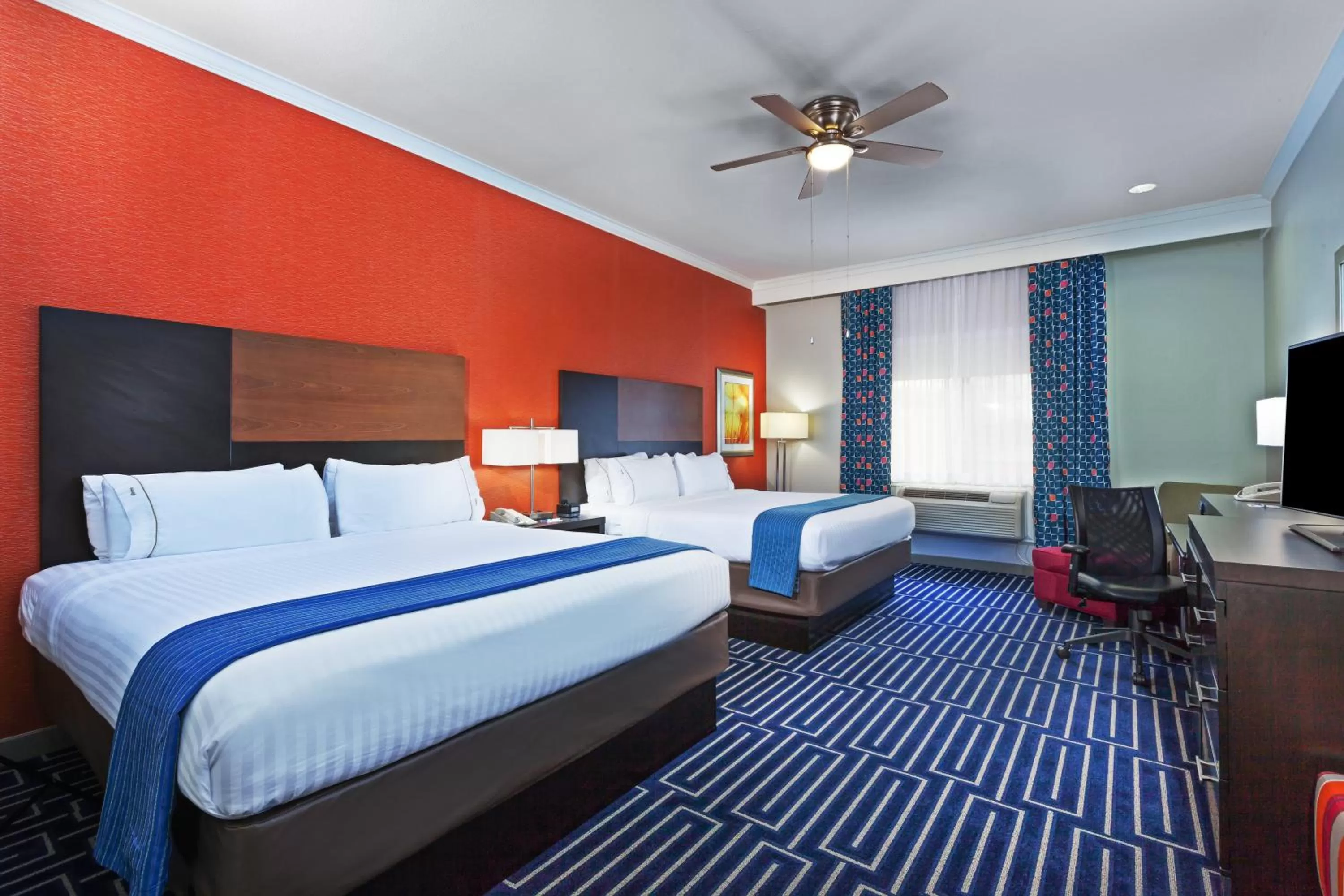 Photo of the whole room, Bed in Holiday Inn Express & Suites Houston East by IHG