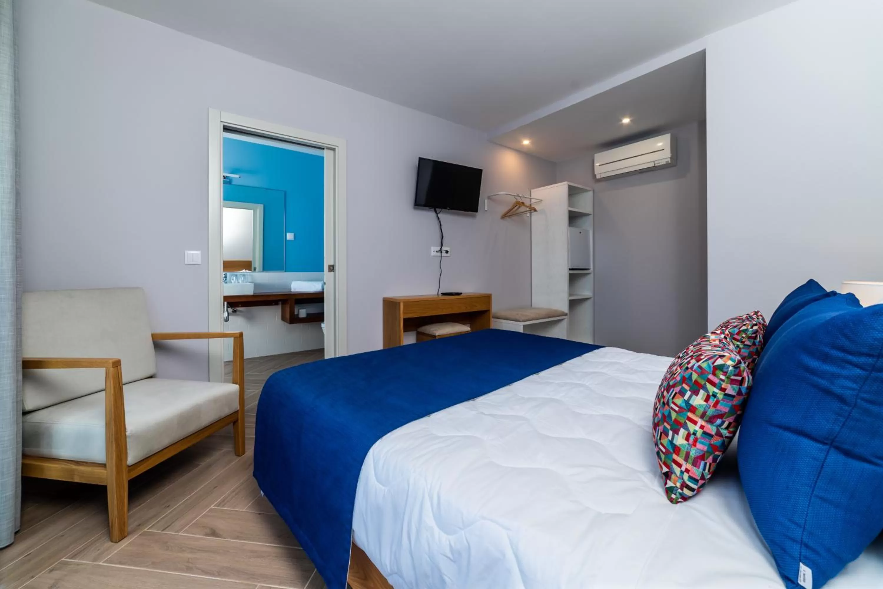 Bedroom, Bed in AZUL