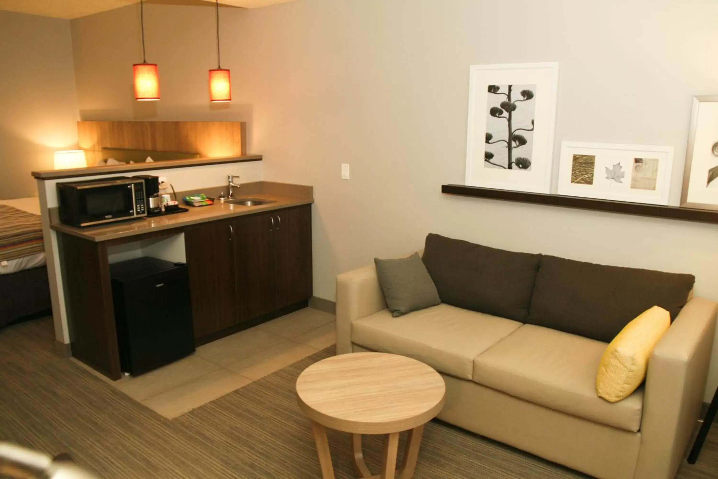 Coffee/tea facilities, Seating Area in Country Inn & Suites by Radisson, Prineville, OR
