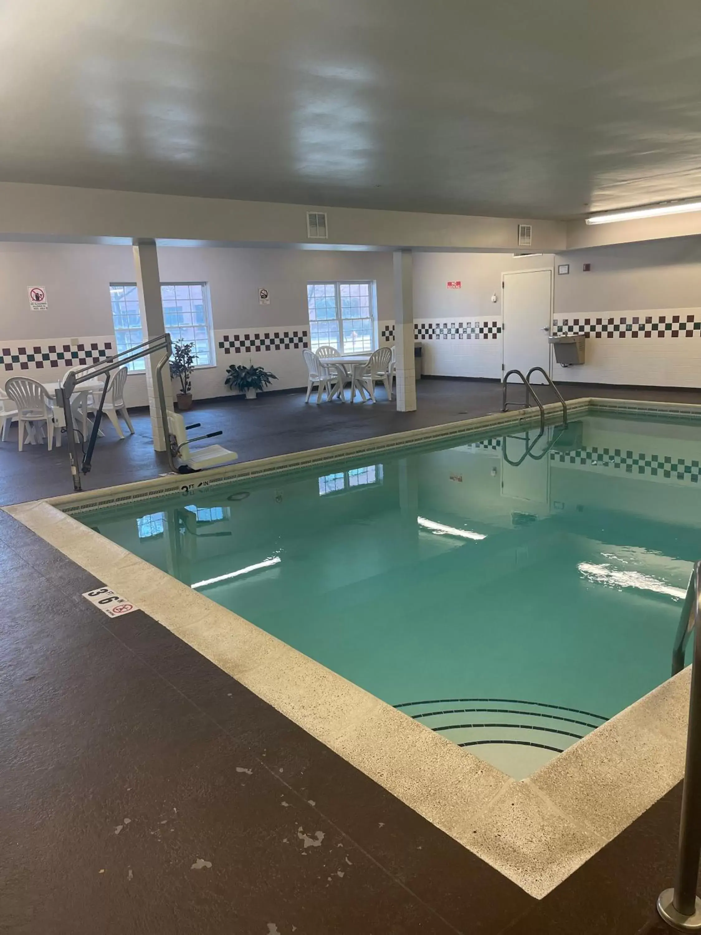 Swimming Pool in Country Inn & Suites by Radisson, Elgin, IL