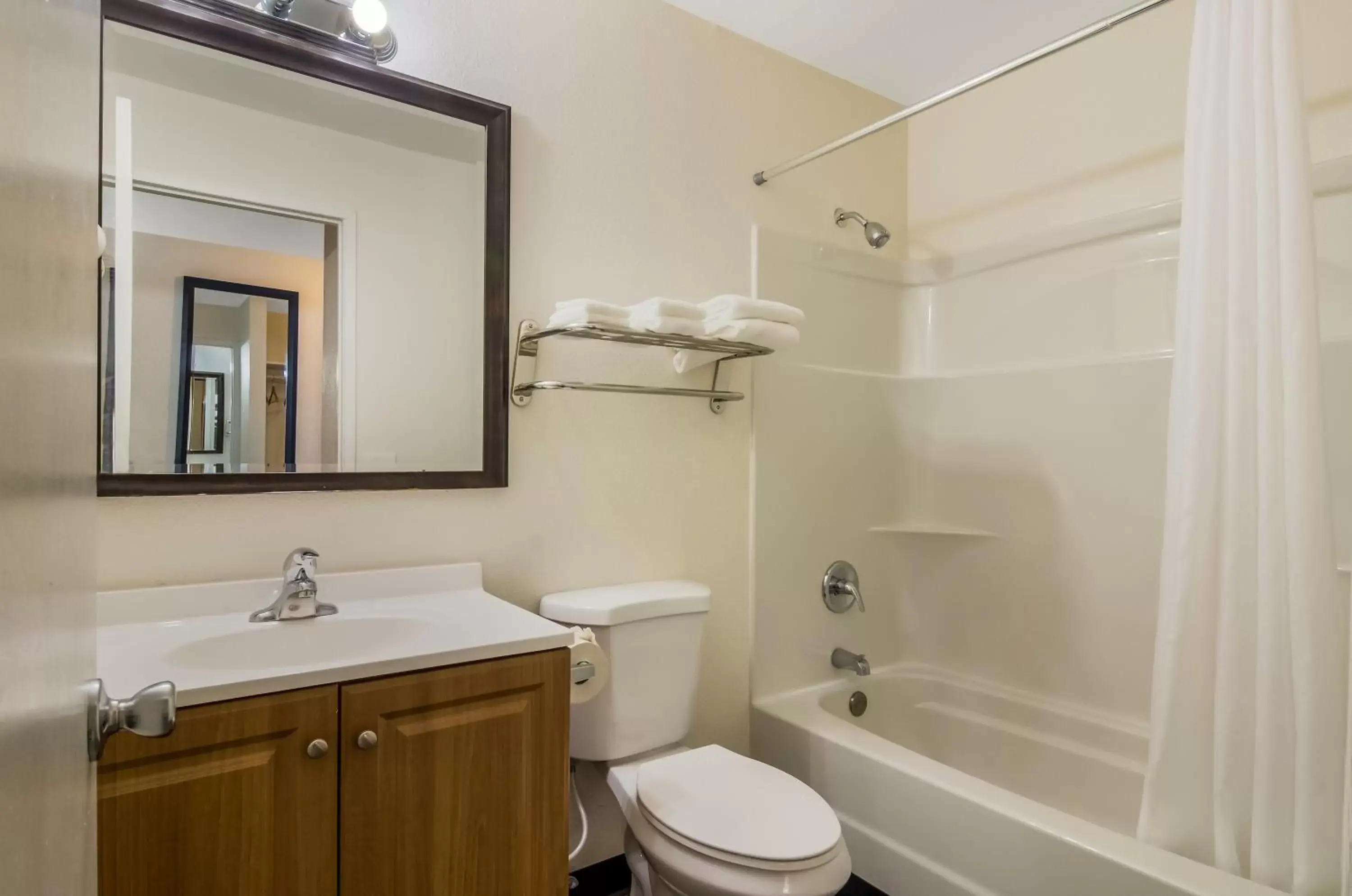 Bathroom in Rodeway Inn Enumclaw Mount Rainer-Crystal Mountain Area