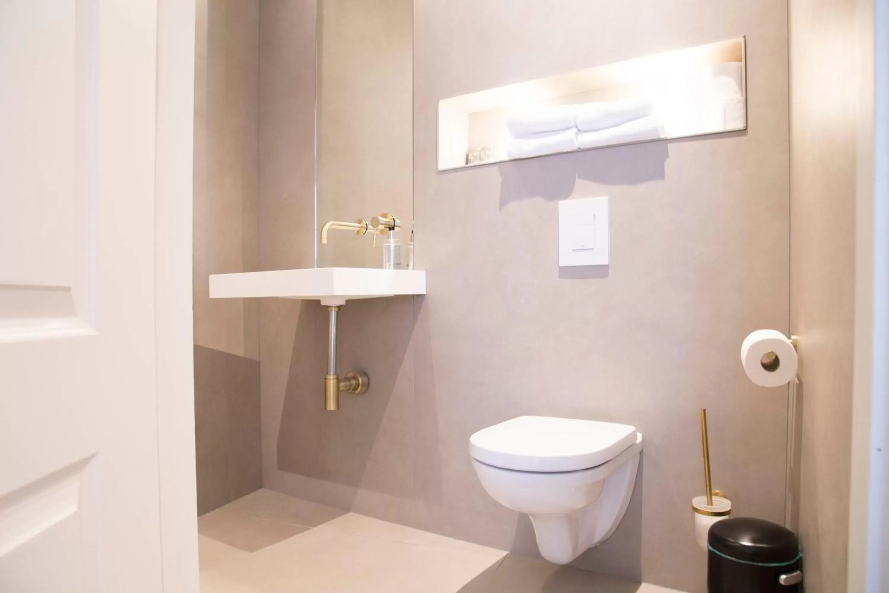Toilet, Bathroom in House of Amstel
