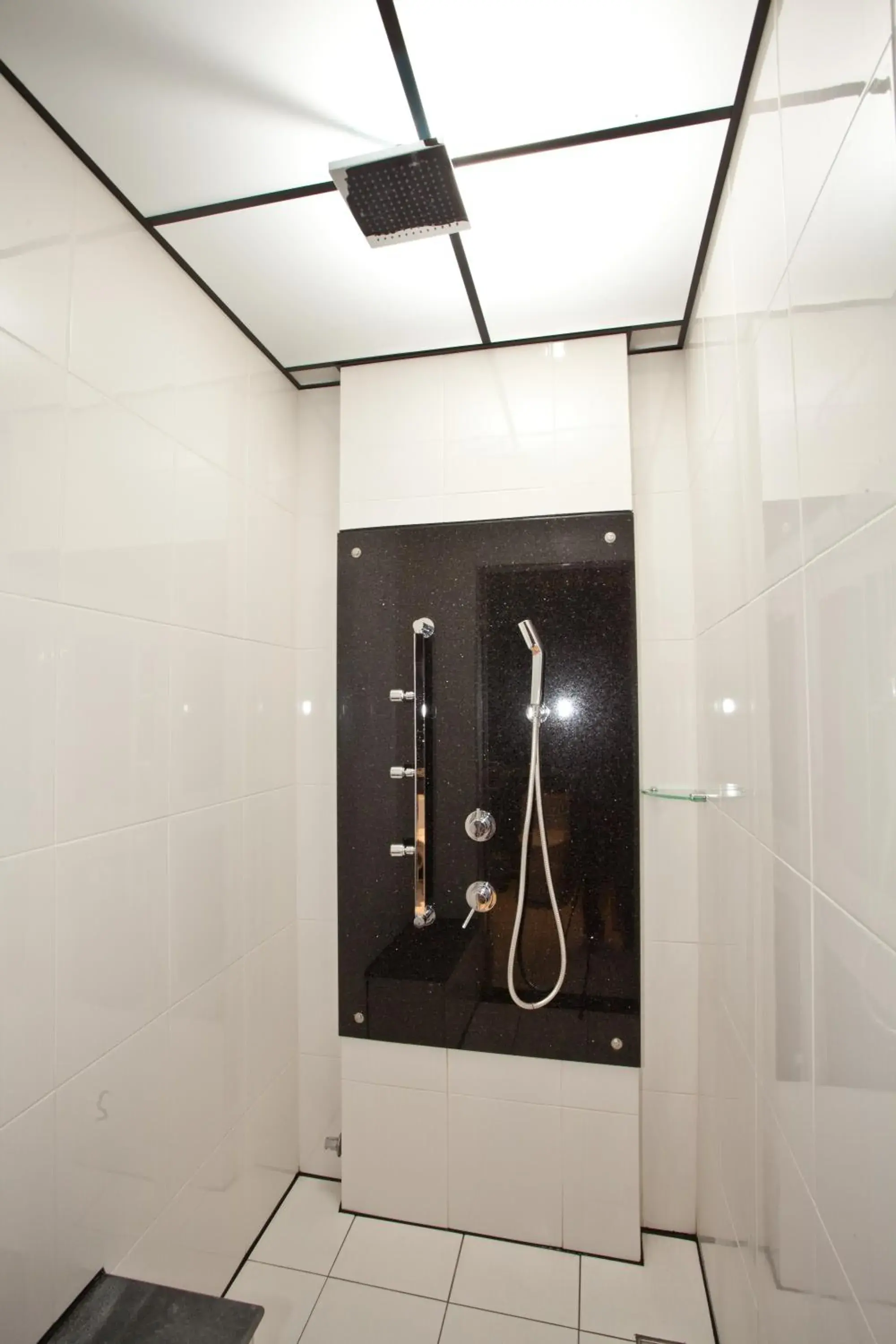 Shower, Bathroom in Wei Feng Hotel - Kaohsiung