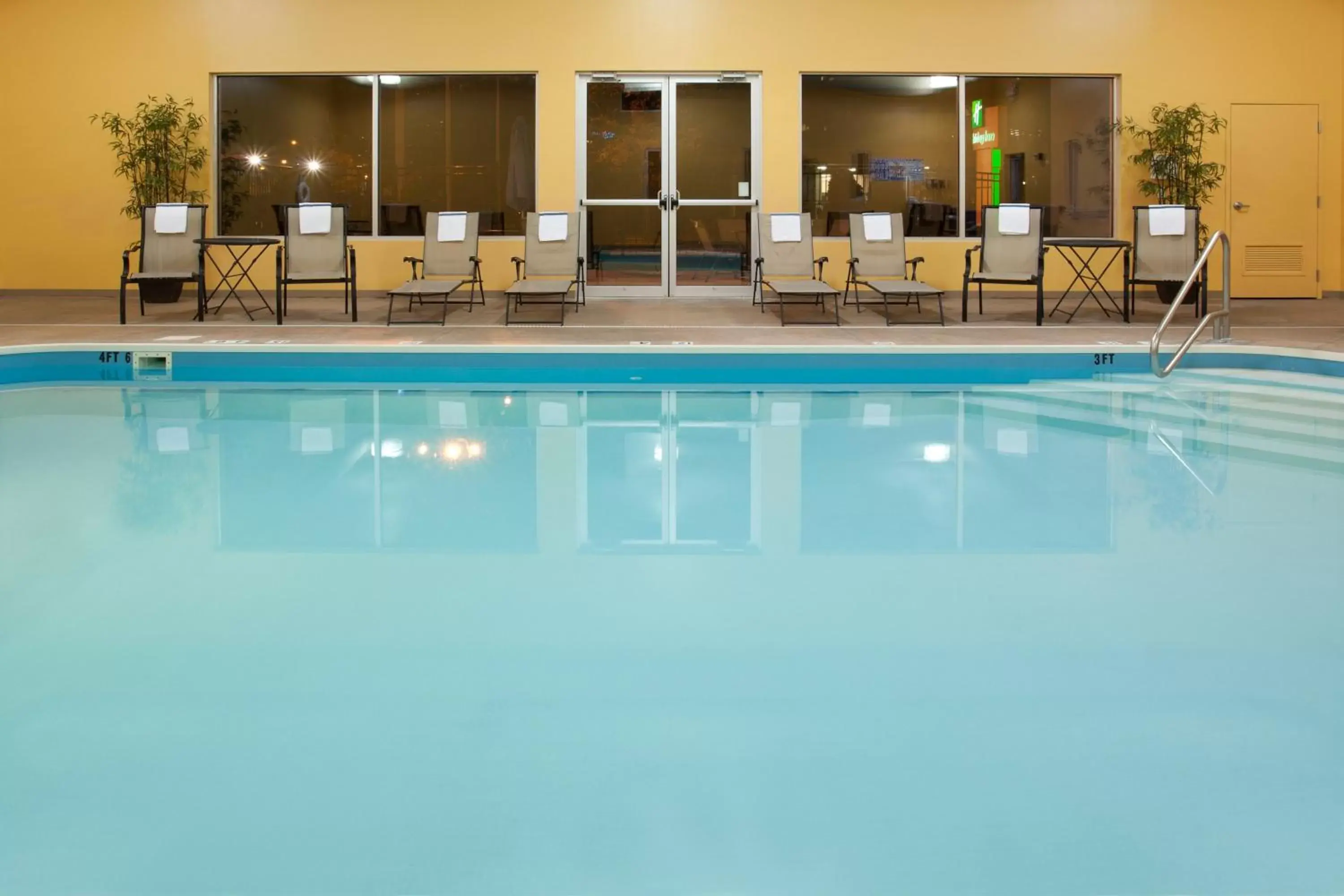 Swimming Pool in Holiday Inn Columbus Dwtn-Capitol Square, an IHG Hotel