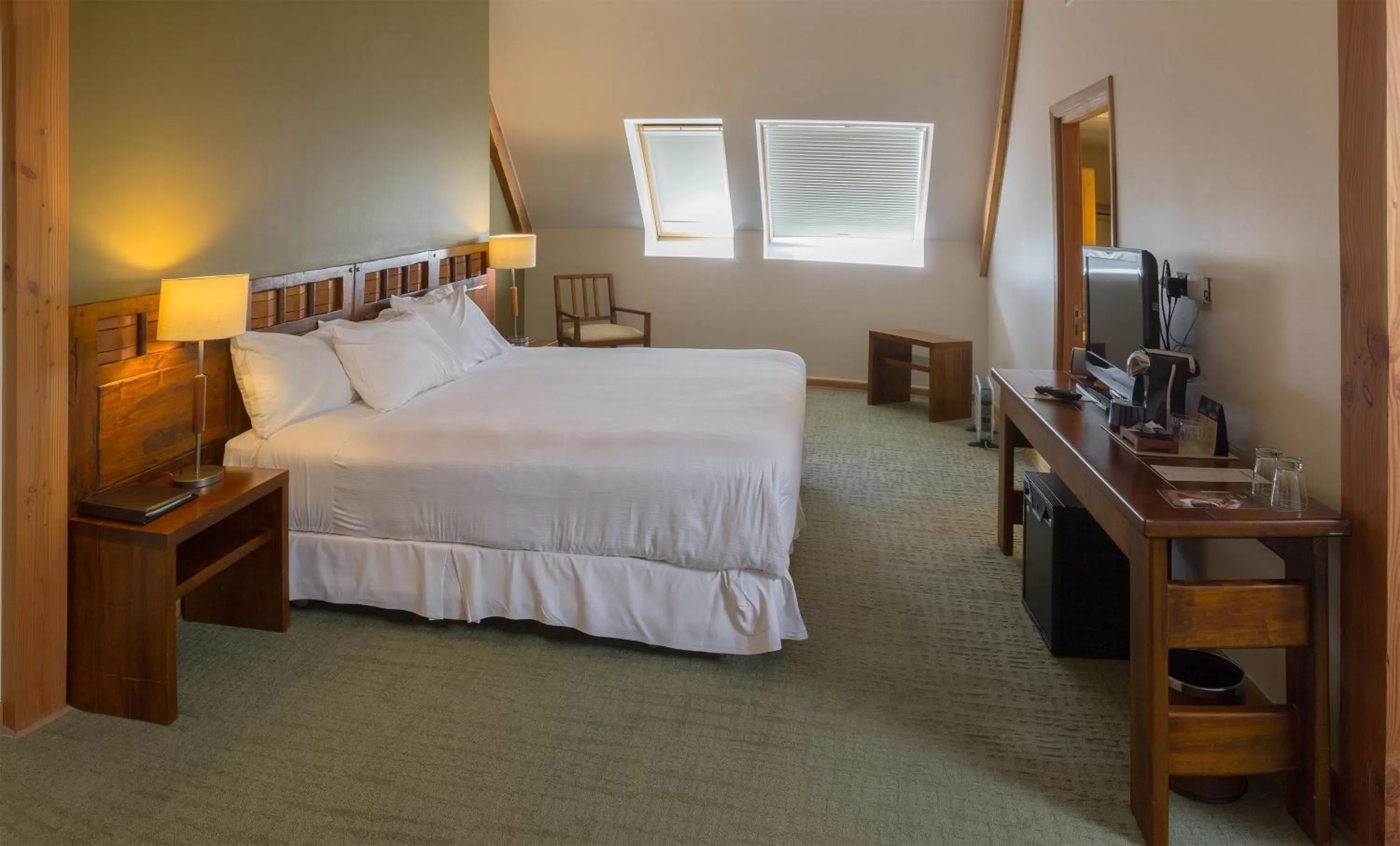 Shower, Bed in Hotel Cumbres Puerto Varas