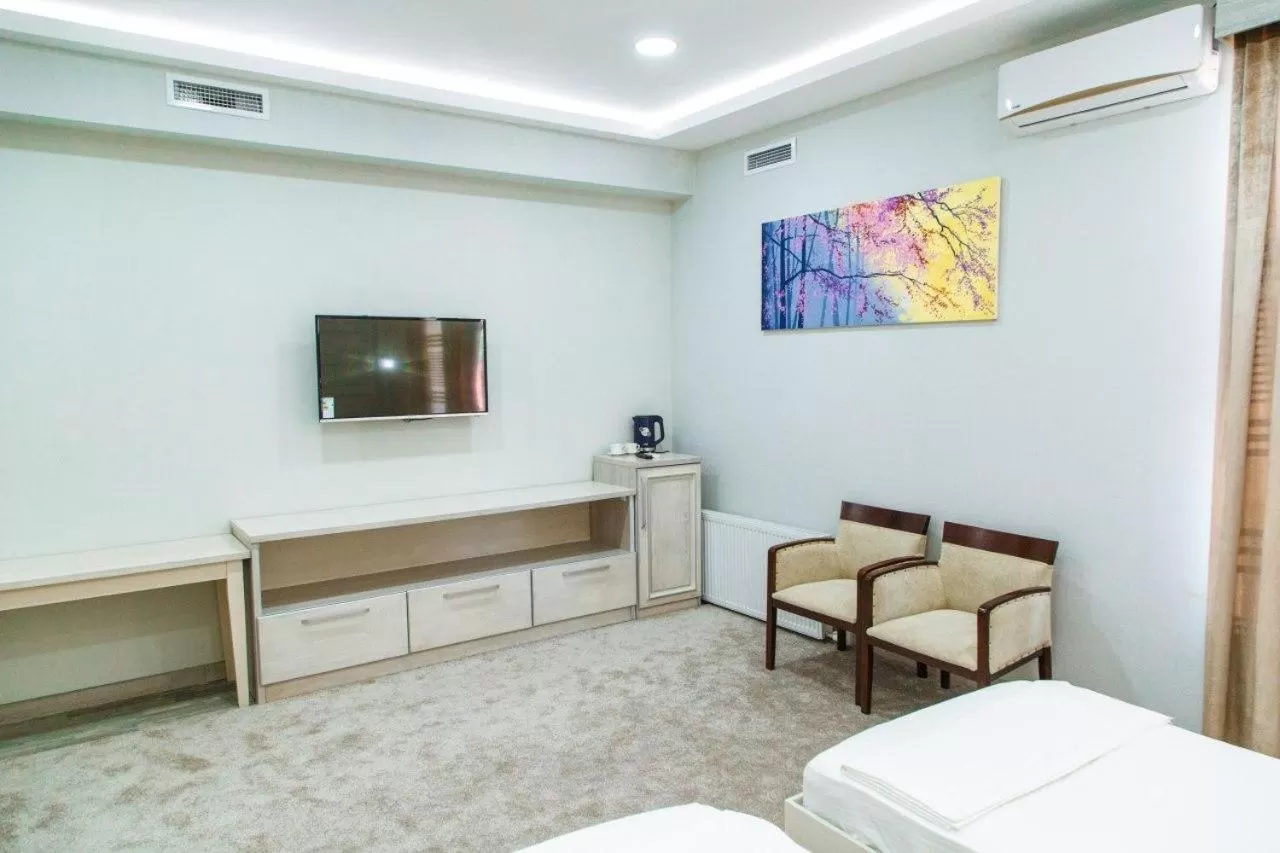 Shower in Shedevr Plaza