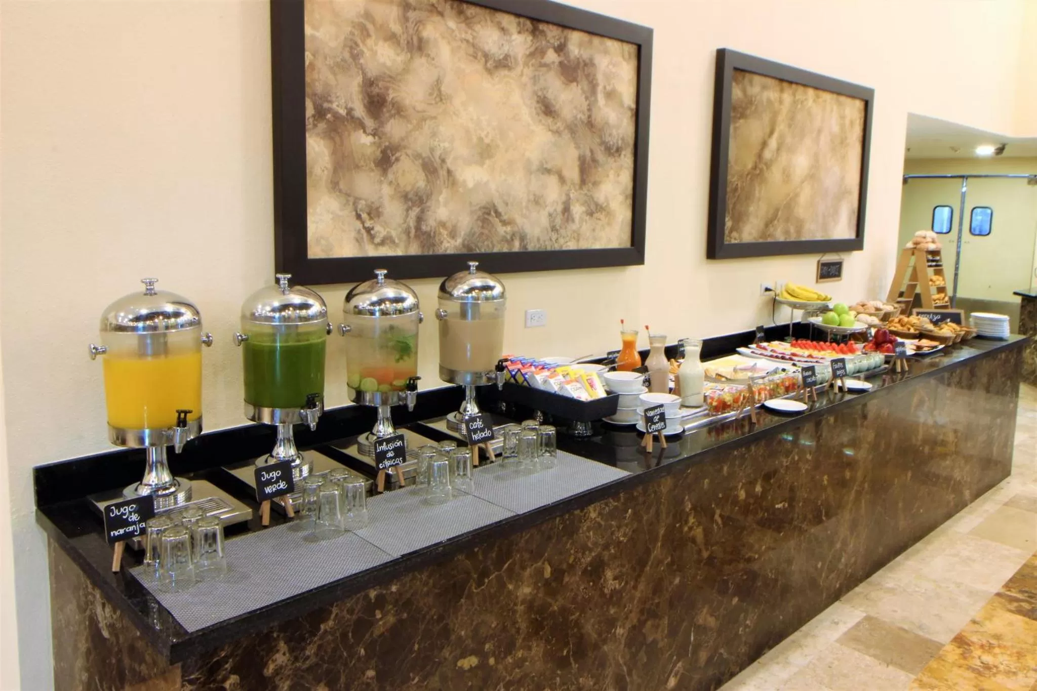 Restaurant/places to eat in Holiday Inn Monterrey Valle by IHG